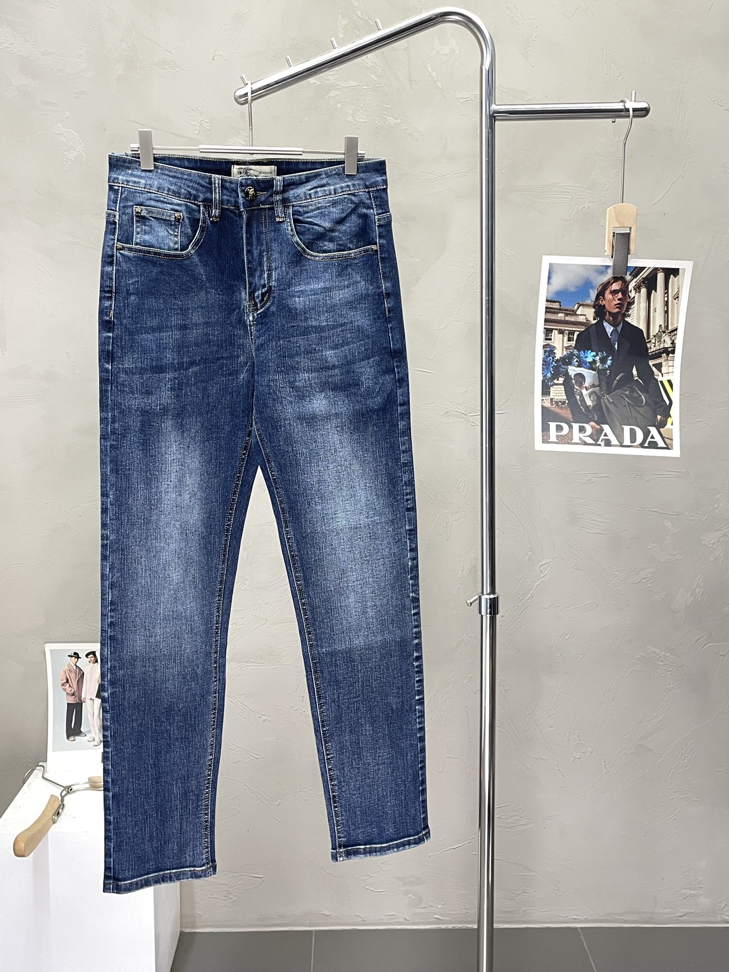 NO:508803,.Burberry exclusively offers the new high-end version of casual jeans. Customized fabrics for counters are breathable and comfortable, with impeccable details, and the brand element design concept reflects high quality. The feel is delicate and soft!  It is casually cut, with a great upper body style!  29-40, burberry, burberry, jeans, alexander wang19860909.Burberry巴宝莉独家专供新款休闲牛仔裤高端版本 专柜定制面料 透气舒适度高,细节无可挑剔,品牌元素设计理念,体现高品质.手感细腻柔软！呈现休闲裁剪,上身版型超赞！码数29-40,,burberry,burberry,jeans,alexander wang,Men's clothing