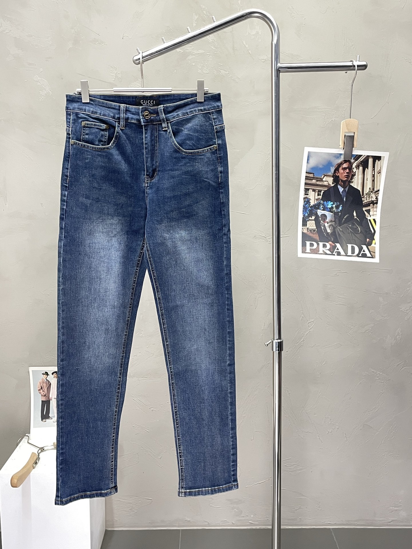 NO:488246,.Gucci exclusively offers the new high-end version of casual jeans. Customized fabrics for counters are breathable and comfortable, with impeccable details, and the brand element design concept reflects high quality. The feel is delicate and soft!  It is casually cut, with a great upper body style!  Number of codes 29-40, Gucci, Gucci, Jeans, Alexander wang19860909.Gucci古驰独家专供新款休闲牛仔裤高端版本 专柜定制面料 透气舒适度高,细节无可挑剔,品牌元素设计理念,体现高品质.手感细腻柔软！呈现休闲裁剪,上身版型超赞！码数29-40,,gucci,gucci,jeans,alexander wang,Men's clothing