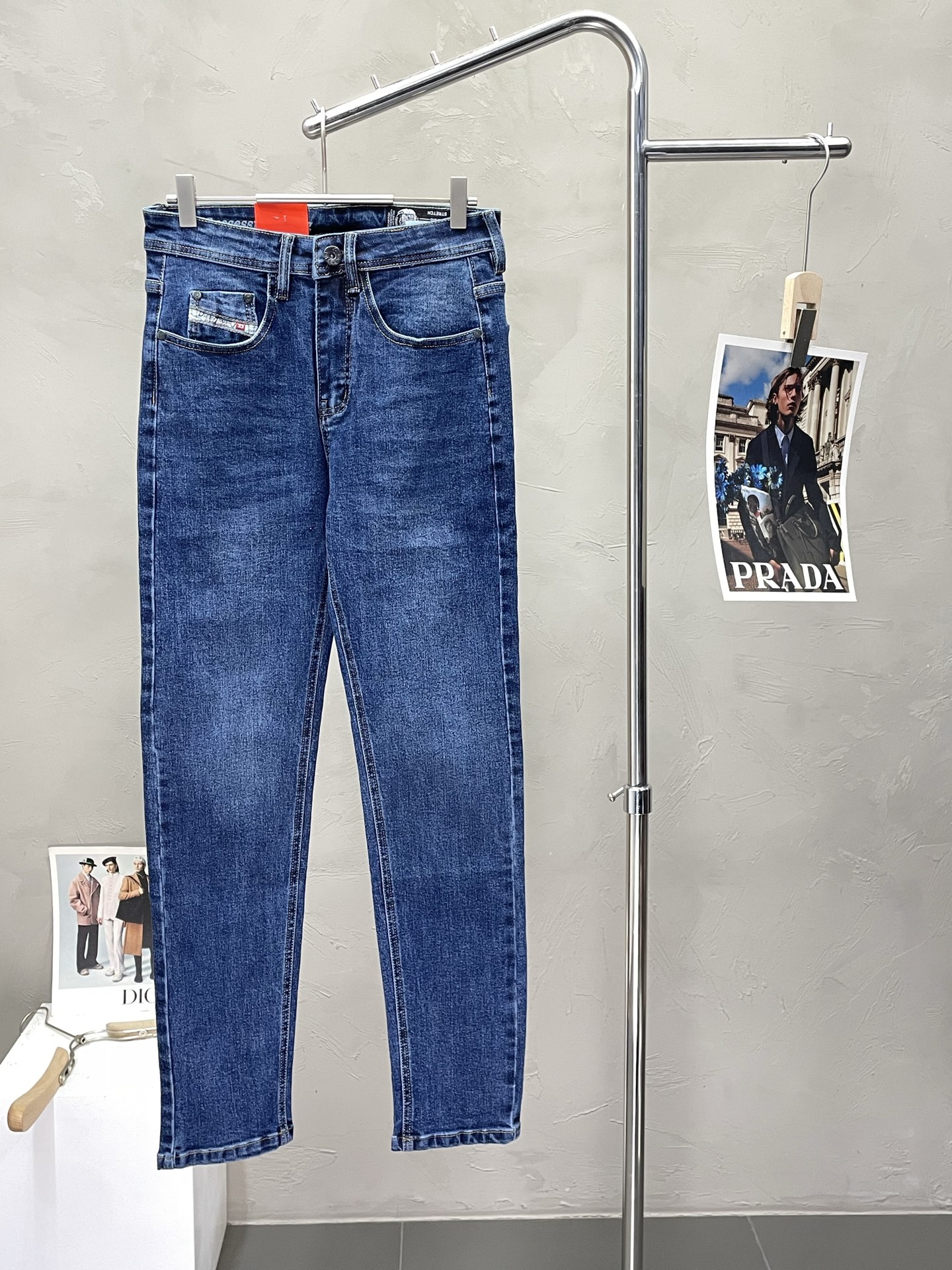 NO:493393,.DIESEL exclusively offers the new high-end version of casual jeans. Customized counter fabrics are breathable and comfortable, impeccable details, and the brand element design concept reflects high quality. The feel is delicate and soft!  It is casually cut, with a great upper body style!  29-40 yards, jeans,alexander wang19860909.DIESEL迪赛独家专供新款休闲牛仔裤高端版本 专柜定制面料 透气舒适度高,细节无可挑剔,品牌元素设计理念,体现高品质.手感细腻柔软！呈现休闲裁剪,上身版型超赞！码数29-40,,jeans,alexander wang,Men's clothing