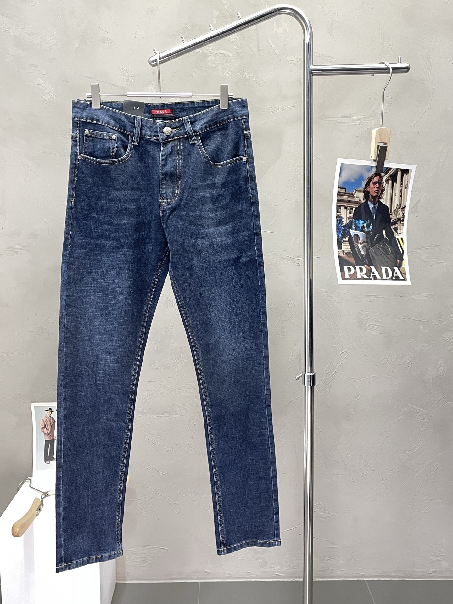 NO:488238,.Prada exclusively offers new high-end versions of casual jeans. Customized fabrics for counters are breathable and comfortable, impeccable details, and the brand element design concept reflects high quality. The feel is delicate and soft!  It is casually cut, with a great upper body style!  29-40, prada, prada, jeans, alexander wang19860909.Prada普拉达独家专供新款休闲牛仔裤高端版本 专柜定制面料 透气舒适度高,细节无可挑剔,品牌元素设计理念,体现高品质.手感细腻柔软！呈现休闲裁剪,上身版型超赞！码数29-40,,prada,prada,jeans,alexander wang,Men's clothing