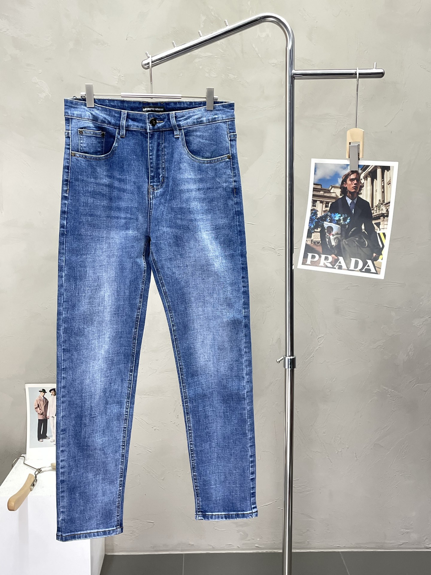 NO:493350,.ARMANI exclusively offers the new high-end version of casual jeans. Customized fabrics for counters, breathable and comfortable, impeccable details, brand elements design concept, reflecting high quality. The feel is delicate and soft!  It is casually cut, with a great upper body style!  Count 29-40, Armani, Armani, Jeans, Alexander wang19860909.ARMANI阿玛尼独家专供新款休闲牛仔裤高端版本 专柜定制面料 透气舒适度高,细节无可挑剔,品牌元素设计理念,体现高品质.手感细腻柔软！呈现休闲裁剪,上身版型超赞！码数29-40,,armani,armani,jeans,alexander wang,Men's clothing