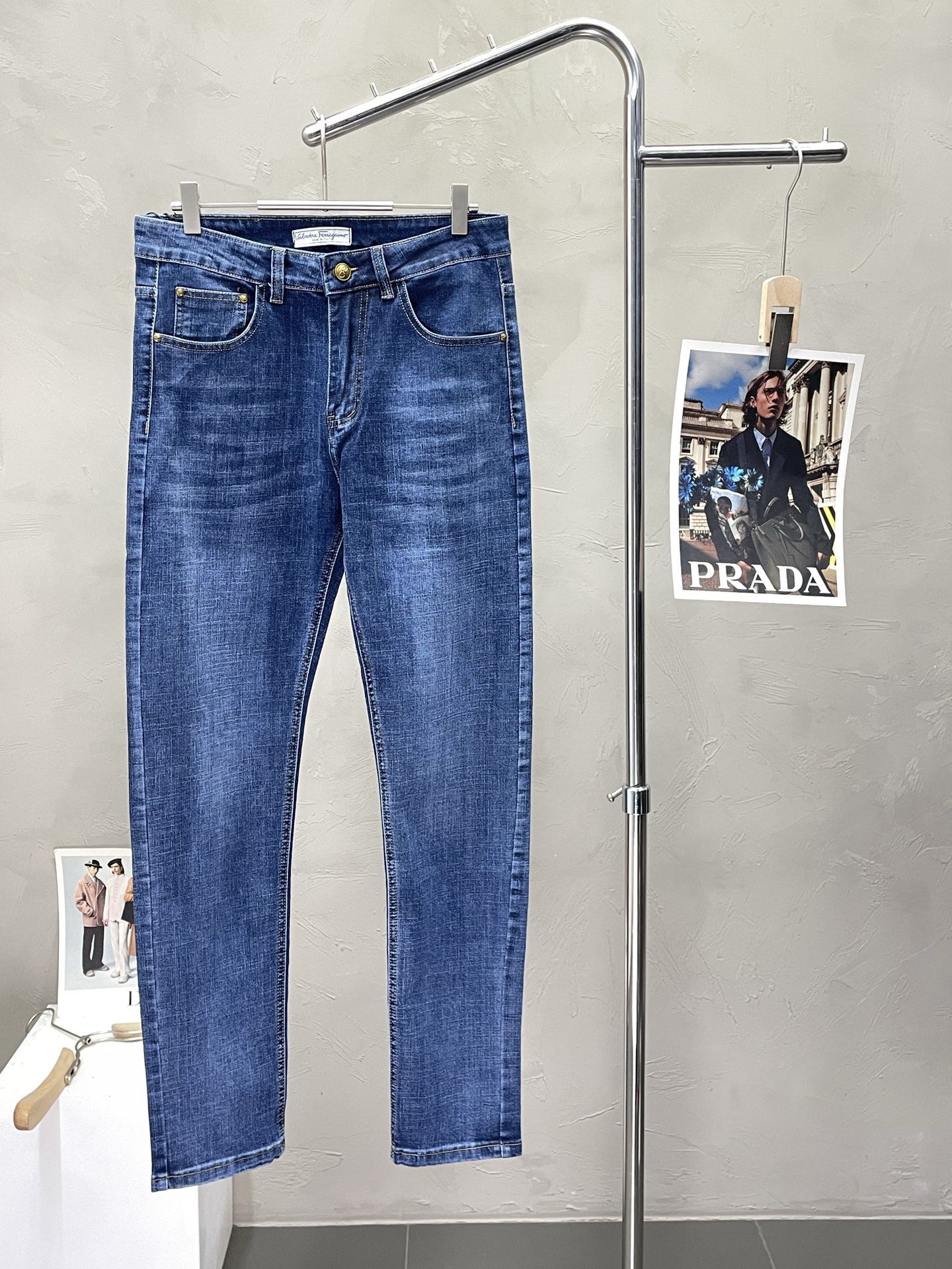 NO:490764,.FERRAGAMO exclusively offers the new high-end version of casual jeans. Customized fabrics for counters are breathable and comfortable, impeccable details, and the brand element design concept reflects high quality. The feel is delicate and soft!  It is casually cut, with a great upper body style!  29-40 yards, ferragamo, ferragamo, jeans, alexander wang19860909.FERRAGAMO菲拉格慕独家专供新款休闲牛仔裤高端版本 专柜定制面料 透气舒适度高,细节无可挑剔,品牌元素设计理念,体现高品质.手感细腻柔软！呈现休闲裁剪,上身版型超赞！码数29-40,,ferragamo,ferragamo,jeans,alexander wang,Men's clothing