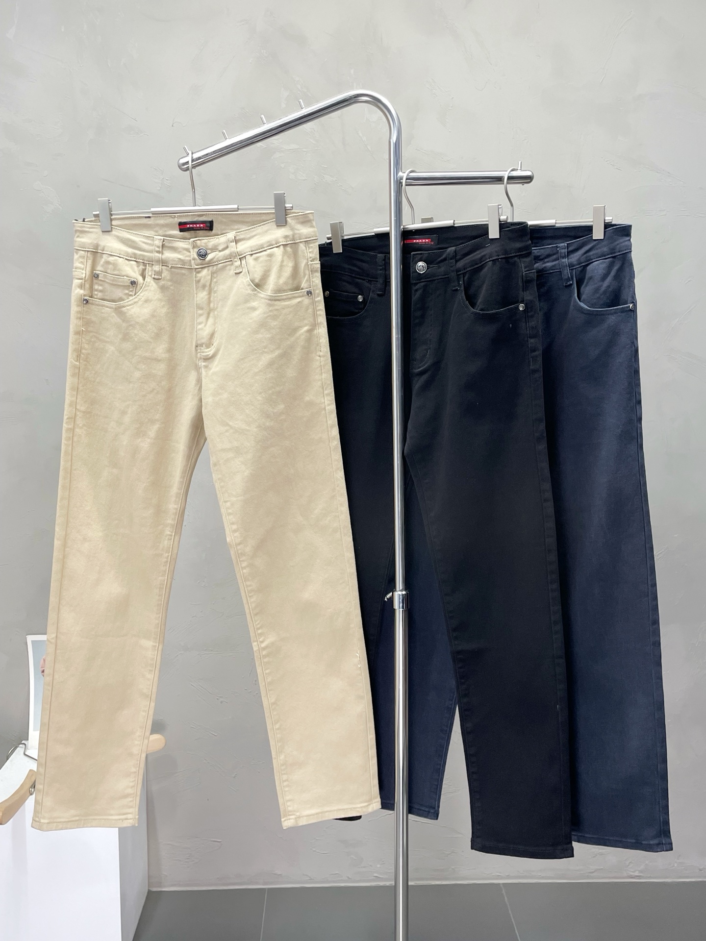 NO:508839,.Prada exclusively offers new high-end versions of casual jeans. Customized fabrics for counters are breathable and comfortable, impeccable details, and the brand element design concept reflects high quality. The feel is delicate and soft!  It is casually cut, with a great upper body style!  29-40, prada, prada, jeans, alexander wang19860909.Prada普拉达独家专供新款休闲牛仔裤高端版本 专柜定制面料 透气舒适度高,细节无可挑剔,品牌元素设计理念,体现高品质.手感细腻柔软！呈现休闲裁剪,上身版型超赞！码数29-40,,prada,prada,jeans,alexander wang,Men's clothing