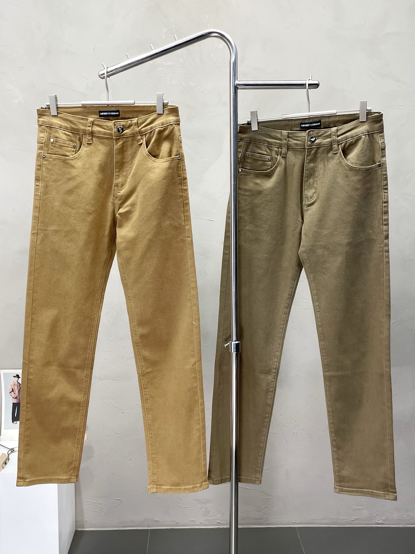 NO:508827,.ARMANI exclusively offers the new high-end version of casual jeans. Customized fabrics for counters, breathable and comfortable, impeccable details, brand elements design concept, reflecting high quality. The feel is delicate and soft!  It is casually cut, with a great upper body style!  Count 29-40, Armani, Armani, Jeans, Alexander wang19860909.ARMANI阿玛尼独家专供新款休闲牛仔裤高端版本 专柜定制面料 透气舒适度高,细节无可挑剔,品牌元素设计理念,体现高品质.手感细腻柔软！呈现休闲裁剪,上身版型超赞！码数29-40,,armani,armani,jeans,alexander wang,Men's clothing