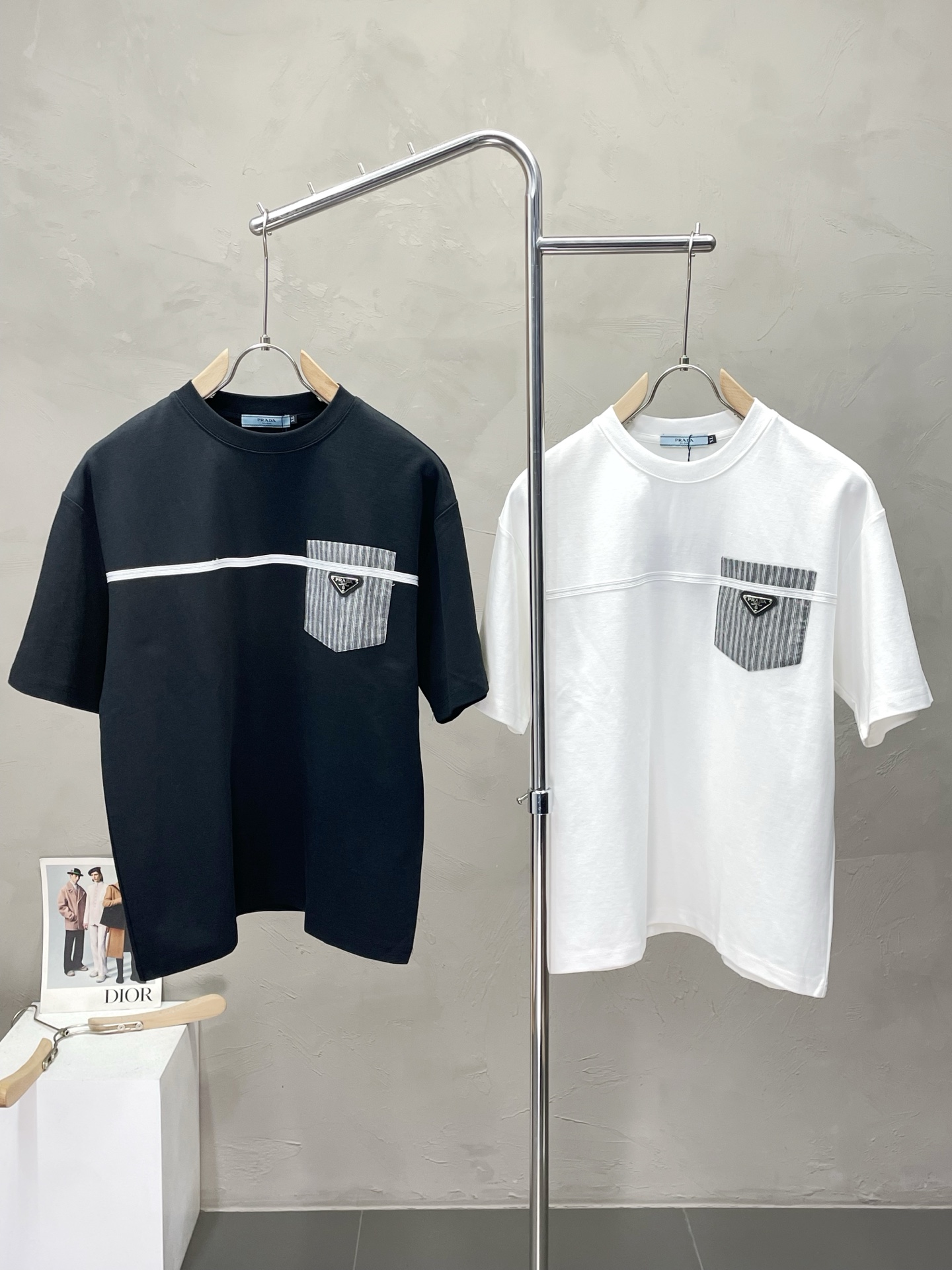 NO:485729,.Prada exclusively offers new original single men's casual short sleeves, high-end customization, high-end version, fashionable and versatile imported fabric, super soft and delicate, skin-friendly and comfortable to wear, high-end boutique, OEM, fine production, very good for the upper body, men's essential items, three standards, code M-4XL,,prada,prada,T-shirt,alexander wang19860909.Prada普拉达独家专供新款原单男士休闲短袖 高端定制 高版本 时尚百搭爆款进口面料 手感超柔软细腻 穿着亲肤舒适 高端精品 代工厂精细做上身非常赞 男士必备单品 三标齐全 码数M-4XL,,prada,prada,T-shirt,alexander wang,Men's clothing