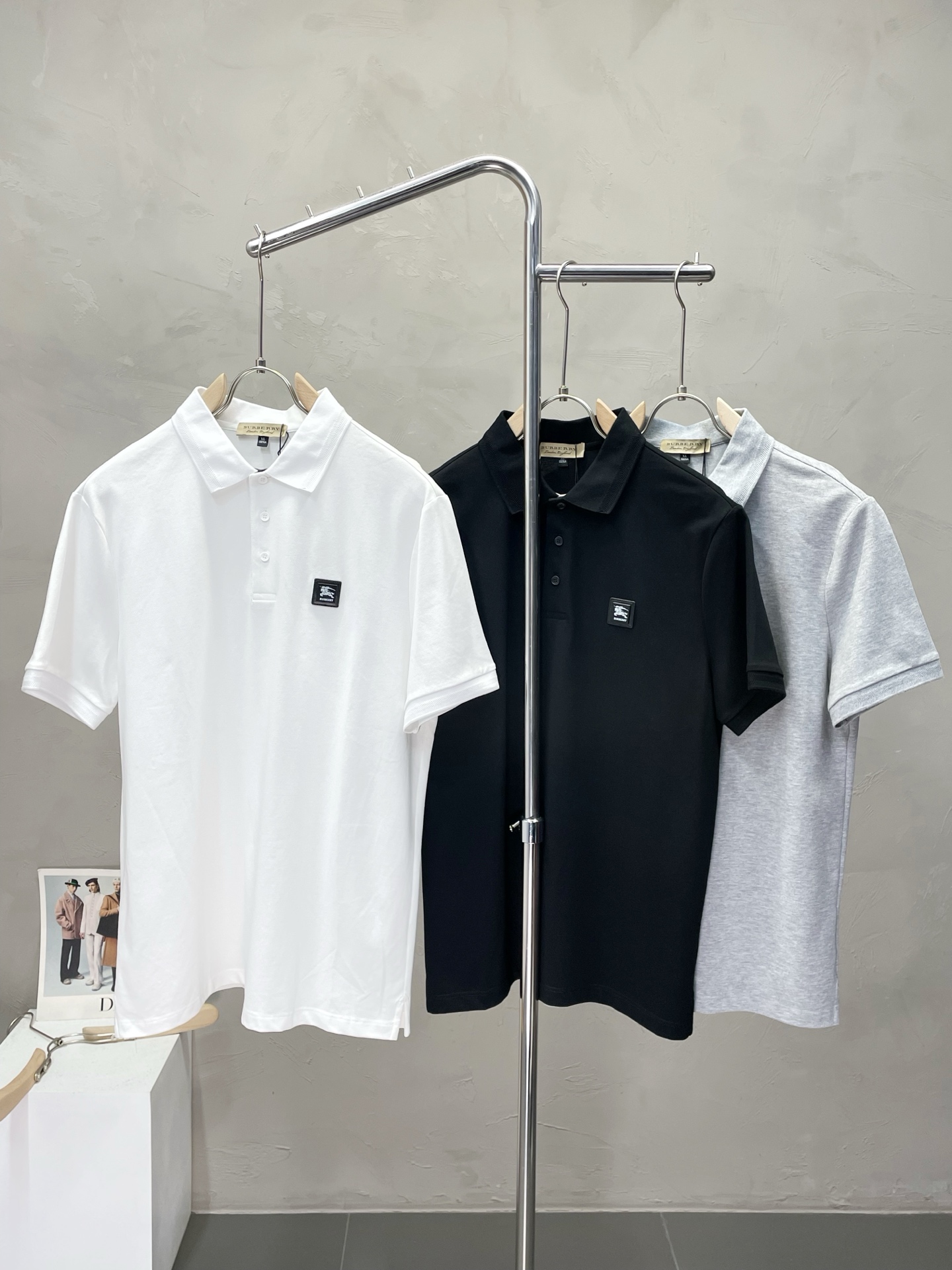 NO:525927,.Burberry Burberry exclusively offers new original single men's casual short sleeves, high-end customization, high-end version, fashionable and versatile imported fabric, super soft and delicate, skin-friendly and comfortable to wear, high-end boutique, OEM, fine production, very good for the upper body, men's essential items, complete three standards, M-4XL,,burberry,burberry,T-shirt,alexander wang19860909.Burberry巴宝莉独家专供新款原单男士休闲短袖 高端定制 高版本 时尚百搭爆款进口面料 手感超柔软细腻 穿着亲肤舒适 高端精品 代工厂精细做上身非常赞 男士必备单品 三标齐全 码数M-4XL,,burberry,burberry,T-shirt,alexander wang,Men's clothing