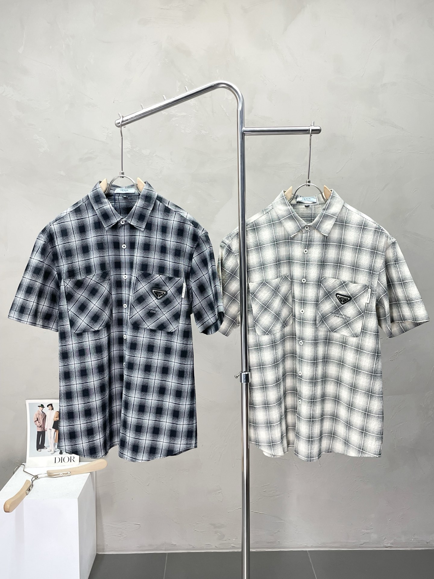 NO:507566,.Prada exclusively offers new original single men's casual short sleeves, high-end customization, high-end version, fashionable and versatile imported fabric, super soft and delicate, skin-friendly and comfortable to wear, high-end boutique, OEM, fine production, very good for the upper body, men's essential items, three standards, code M-4XL,,prada,prada,T-shirt,alexander wang19860909.Prada普拉达独家专供新款原单男士休闲短袖 高端定制 高版本 时尚百搭爆款进口面料 手感超柔软细腻 穿着亲肤舒适 高端精品 代工厂精细做上身非常赞 男士必备单品 三标齐全 码数M-4XL,,prada,prada,T-shirt,alexander wang,Men's clothing