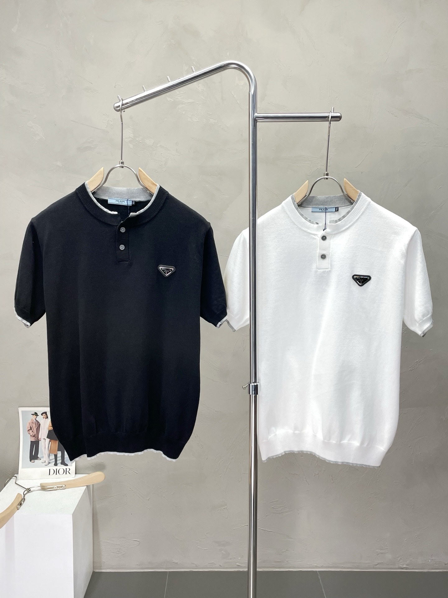 NO:485683,.Prada exclusively offers new original single men's casual short sleeves, high-end customization, high-end version, fashionable and versatile imported fabric, super soft and delicate, skin-friendly and comfortable to wear, high-end boutique, OEM, fine production, very good for the upper body, men's essential items, three standards, code M-4XL,,prada,prada,T-shirt,alexander wang19860909.Prada普拉达独家专供新款原单男士休闲短袖 高端定制 高版本 时尚百搭爆款进口面料 手感超柔软细腻 穿着亲肤舒适 高端精品 代工厂精细做上身非常赞 男士必备单品 三标齐全 码数M-4XL,,prada,prada,T-shirt,alexander wang,Men's clothing