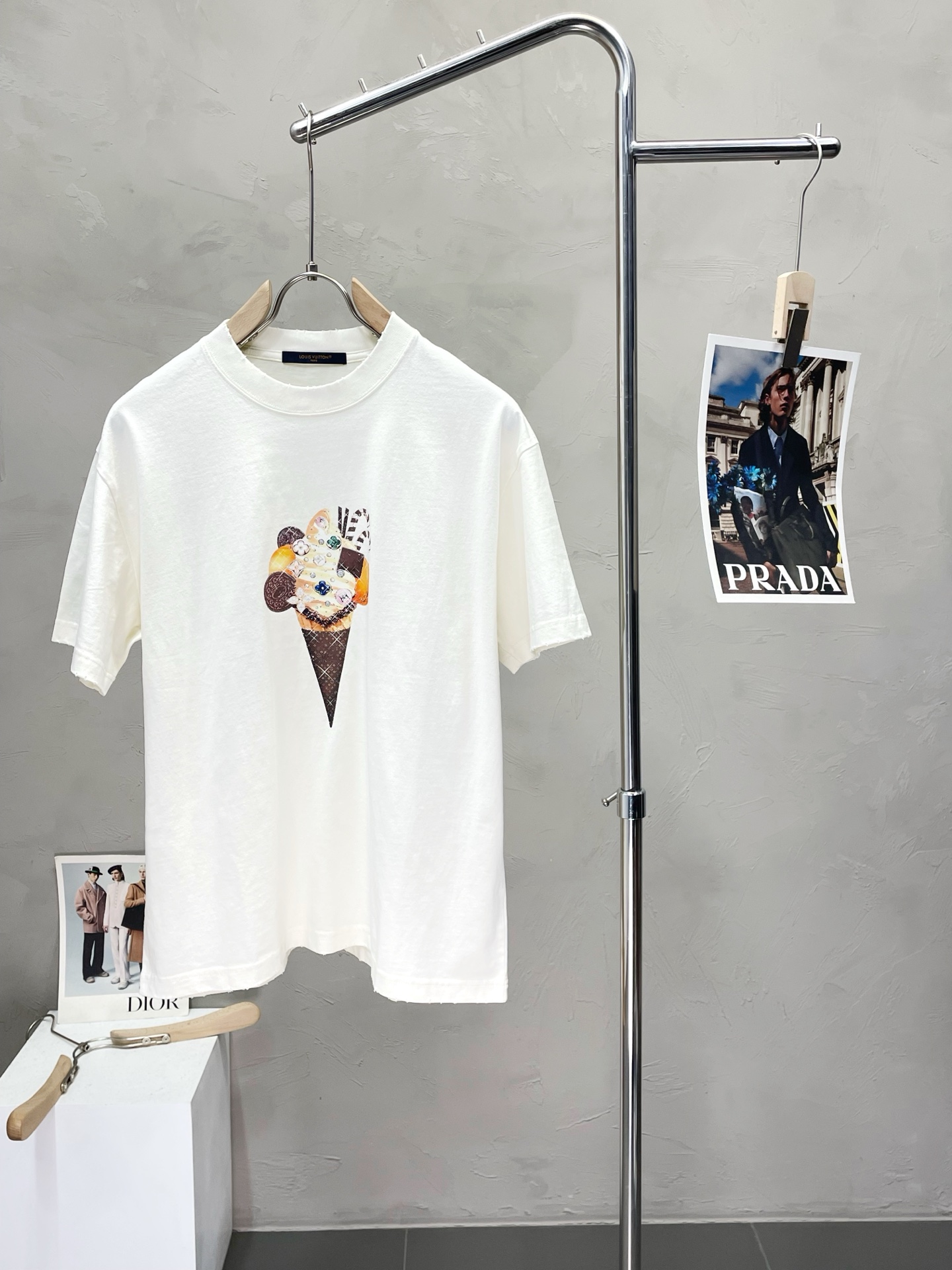 NO:525935,.Louis Vuitton exclusively offers new original single men's casual short sleeves, high-end customization, high-end version, fashionable and versatile imported fabric, super soft and delicate, skin-friendly and comfortable to wear, high-end boutique, OEM, fine-made top body, very good, men's essential items, three standards, complete code number M-2XL,,louis vuitton,louis vuitton,T-shirt,alexander wang19860909.Louis Vuitton路易威登独家专供新款原单男士休闲短袖 高端定制 高端版本 时尚百搭爆款进口面料 手感超柔软细腻 穿着亲肤舒适 高端精品 代工厂精细做上身非常赞 男士必备单品 三标齐全 码数M-2XL,,louis vuitton,louis vuitton,T-shirt,alexander wang,Men's clothing