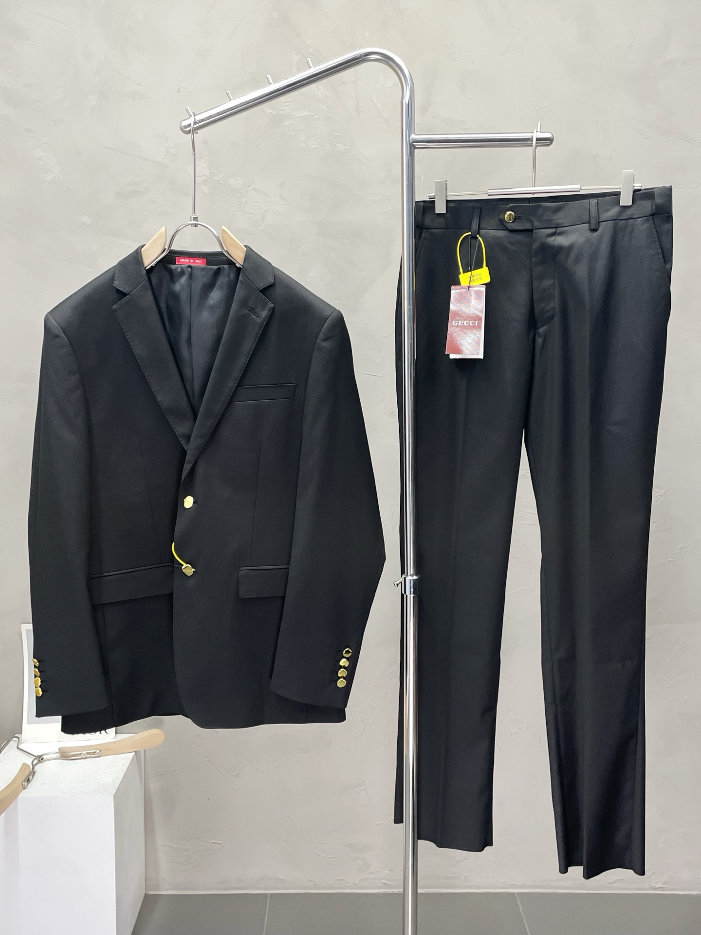 NO:488396,/Set. Single West, Trousers. Gucci Spring and Autumn New Suit Set, Foreign Trade Company Order Simple and Casual Suit Jacket, Exclusively for imported original polyester fiber fabric, breathable, soft and warm, strong straight and drape, the whole piece of clothing is neat and flat, all hardware accessories are customer-supplied top-grade accessories, and it is obvious that it is high-end fabric. This fabric is fixed-woven. There is no good product from the outside through a regular manufacturer, without any picky place. This jacket is often worn and has strong practicality. Size jackets 46-58, 29-38, gucci, gucci, jackets & coats, business suit, alexander wang19860909/套.单西、西裤.Gucci古驰春秋新款西服套装,外贸公司订单 简约休闲西装外套,独家专供进口原版聚酯纤维面料,透气柔软保暖性很强,笔挺垂感十足,整件衣服车工走线整齐平整,所有五金附料都是客供带logo顶级配件 一看就是高档的面料 这种面料都是定织的 外面根本就没有 正规大厂途径出来的好货,无任何有挑剔的地方 这样的一件外套属于常备常穿的,实用性很强.尺码外套46-58、裤子29-38,,gucci,gucci,jackets & coats,business suit,alexander wang,Men's clothing