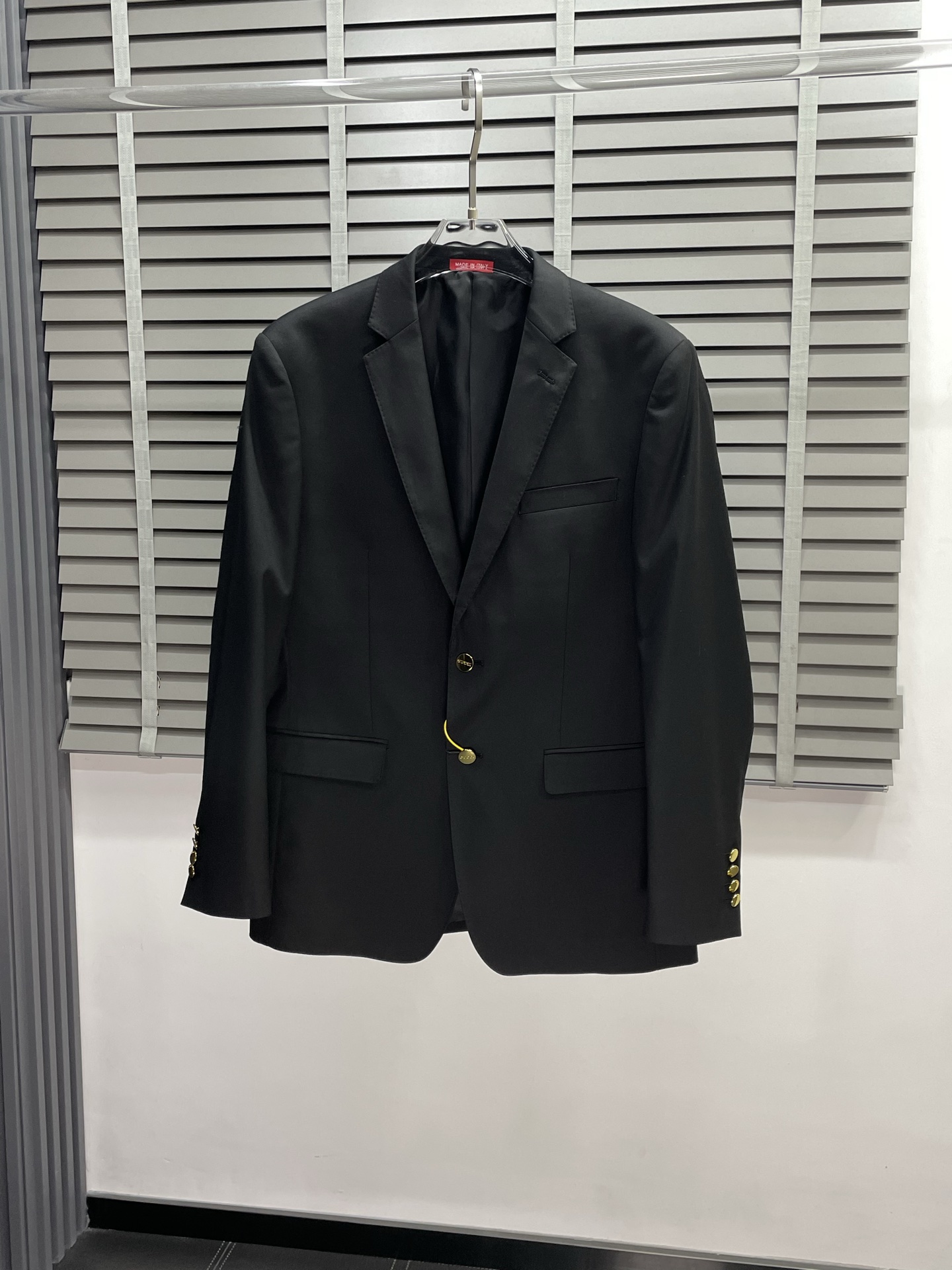 NO:501749,/Set. Single West P, Trousers. Gucci Spring and Autumn New Suit Set, Foreign Trade Company Order Simple and Casual Suit Jacket, Exclusively for imported original polyester fiber fabric, breathable, soft and warm, strong straight and drape, the whole piece of clothing is neat and flat, all hardware accessories are customer-supplied top-grade accessories, and it is obvious that it is high-end fabric. This fabric is fixed-woven. There is no good product from the outside, and there is no picky place. This jacket is often worn and has strong practicality. Size jackets 46-58, 29-38, gucci, gucci, jackets & coats, business suit, alexander wang19860909/套.单西P、西裤.Gucci古驰春秋新款西服套装,外贸公司订单 简约休闲西装外套,独家专供进口原版聚酯纤维面料,透气柔软保暖性很强,笔挺垂感十足,整件衣服车工走线整齐平整,所有五金附料都是客供带logo顶级配件 一看就是高档的面料 这种面料都是定织的 外面根本就没有 正规大厂途径出来的好货,无任何有挑剔的地方 这样的一件外套属于常备常穿的,实用性很强.尺码外套46-58、裤子29-38,,gucci,gucci,jackets & coats,business suit,alexander wang,Men's clothing