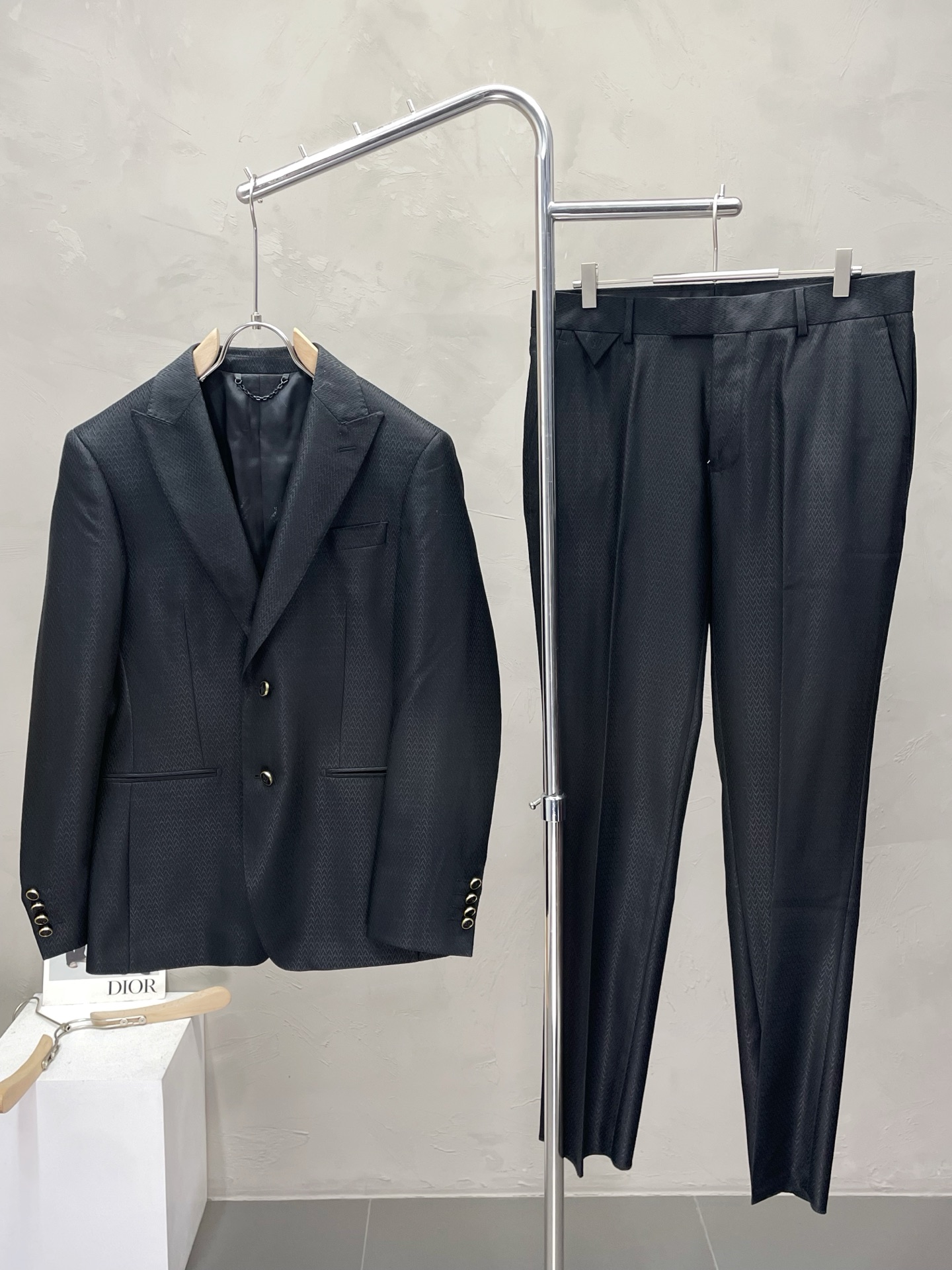 NO:485885,/Set.Louis Vuitton Louis Vuitton Spring and Autumn New Suit Set, Foreign Trade Company Order Simple and Casual Suit Jacket, exclusively for imported original polyester fiber fabric, breathable, soft and warm, strong straight and drape, the whole piece of clothing is neat and flat, all hardware accessories are customer-supplied top-grade accessories, and it is obvious that it is high-end fabric. This fabric is fixed-woven. There is no good product from the outside, and there is no picky place to go. This jacket is often worn and has strong practicality. Size M-3XL,,louis vuitton,louis vuitton,jackets & coats,business suit,alexander wang19860909/套.Louis Vuitton路易威登春秋新款西服套装,外贸公司订单 简约休闲西装外套,独家专供进口原版聚酯纤维面料,透气柔软保暖性很强,笔挺垂感十足,整件衣服车工走线整齐平整,所有五金附料都是客供带logo顶级配件 一看就是高档的面料 这种面料都是定织的 外面根本就没有 正规大厂途径出来的好货,无任何有挑剔的地方 这样的一件外套属于常备常穿的,实用性很强.尺码M-3XL,,louis vuitton,louis vuitton,jackets & coats,business suit,alexander wang,Men's clothing