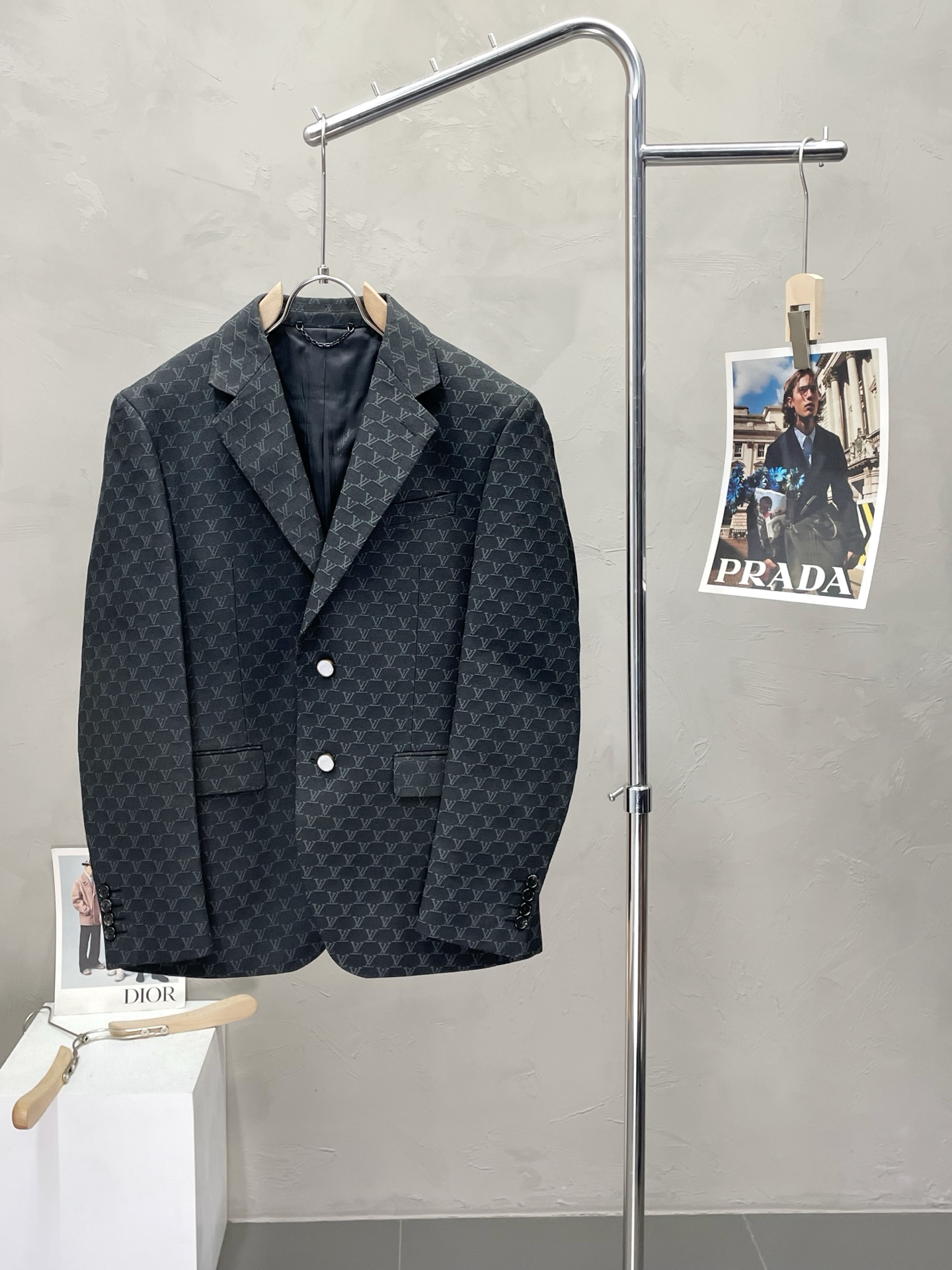 NO:485718,.Louis Vuitton exclusively supplies new suit jackets, simple and casual suit jackets, imported original polyester fabrics, breathable, soft and warm, strong and drape, the whole piece of clothing is neat and flat, all hardware accessories are top-grade accessories with logos, and it is obvious that it is high-end fabrics. This fabric is fixed-woven. There is no good product from the outside, and there is no picky place to go. This jacket is often worn and has strong practicality. Size M-3XL,,louis vuitton,louis vuitton,jackets & coats,business suit,alexander wang19860909.Louis Vuitton路易威登独家专供新款西服外套,简约休闲西装外套,进口原版聚酯纤维面料,透气柔软保暖性很强,笔挺垂感十足,整件衣服车工走线整齐平整,所有五金附料都是客供带logo顶级配件 一看就是高档的面料 这种面料都是定织的 外面根本就没有 正规大厂途径出来的好货,无任何有挑剔的地方 这样的一件外套属于常备常穿的,实用性很强.尺码M-3XL,,louis vuitton,louis vuitton,jackets & coats,business suit,alexander wang,Men's clothing