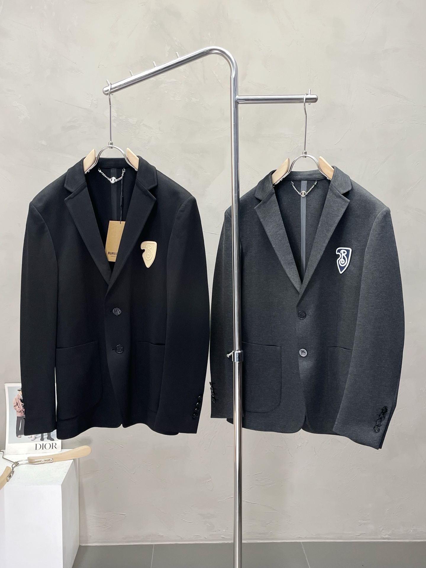 NO:508881,.Burberry Burberry Spring and Autumn New Suit. Foreign Trade Company Order Simple and Casual Suit Jacket, exclusively for imported original polyester fiber fabric, breathable, soft and warm, strong and drape, the whole piece of clothing is neat and smooth, all hardware accessories are customer-supplied top-grade accessories, and it is obvious that it is high-end fabric. This fabric is fixed-woven. There is no good product from the outside, and there is no picky place. This jacket is often worn and has strong practicality. Size M-3XL, burberry, burberry, jackets & coats, business suit, alexander wang19860909.Burberry巴宝莉春秋新款西服.外贸公司订单 简约休闲西装外套,独家专供进口原版聚酯纤维面料,透气柔软保暖性很强,笔挺垂感十足,整件衣服车工走线整齐平整,所有五金附料都是客供带logo顶级配件 一看就是高档的面料 这种面料都是定织的 外面根本就没有 正规大厂途径出来的好货,无任何有挑剔的地方 这样的一件外套属于常备常穿的,实用性很强.尺码M-3XL,,burberry,burberry,jackets & coats,business suit,alexander wang,Men's clothing