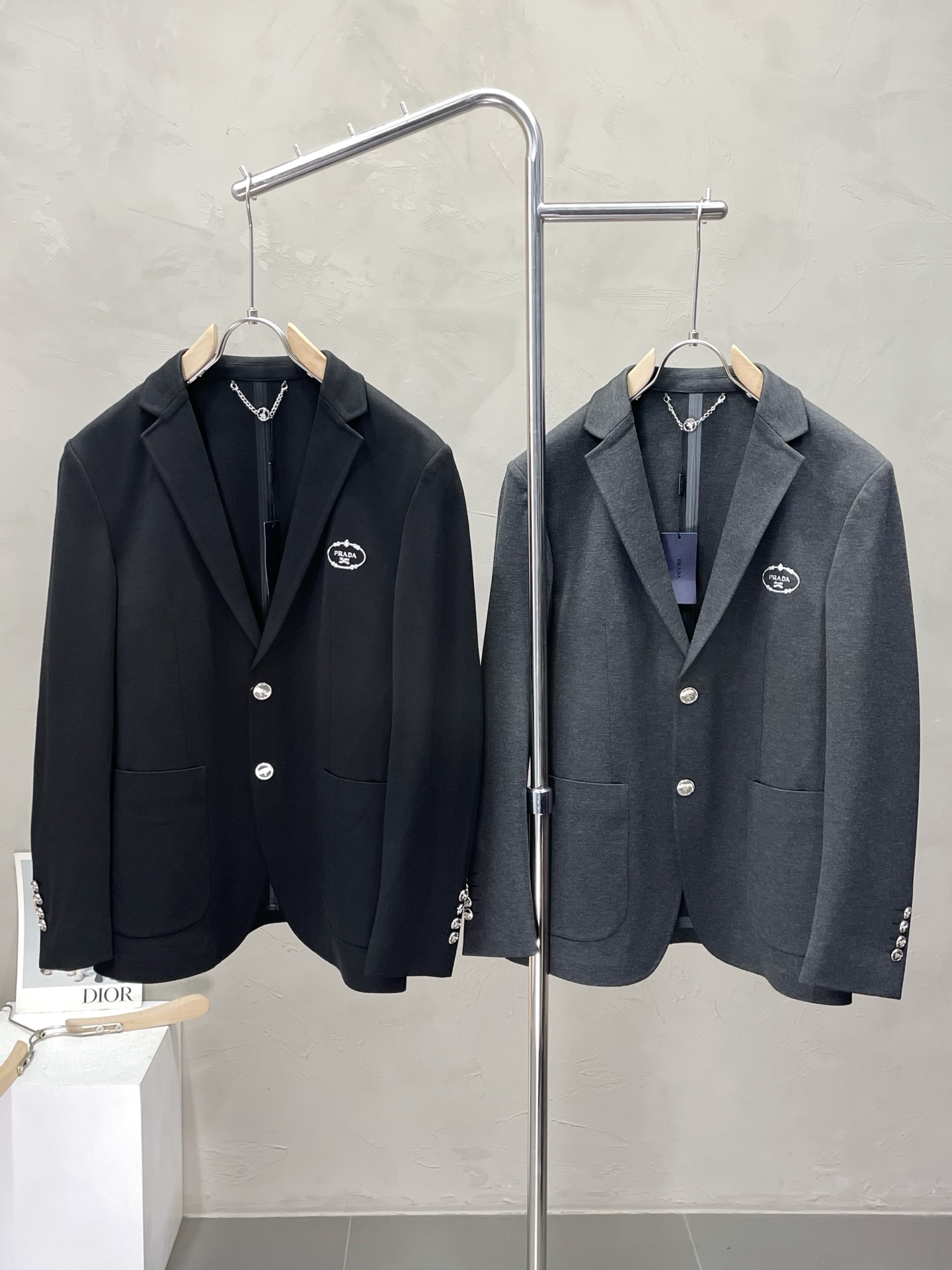 NO:501759,.Prada Prada Spring and Autumn New Suit. Foreign Trade Company Order Simple and Casual Suit Jacket, exclusively for imported original polyester fiber fabric, breathable, soft and warm, strong and drape, the whole piece of clothing is neat and flat, all hardware accessories are top-grade accessories with logo, and it is obvious that it is high-end fabric. This fabric is fixed-woven. There is no good product from the outside through a regular manufacturer, without any picky place. This jacket is often worn and has strong practicality. Size M-3XL,,prada,prada, jackets & coats,business suit,alexander wang19860909.Prada普拉达春秋新款西服.外贸公司订单 简约休闲西装外套,独家专供进口原版聚酯纤维面料,透气柔软保暖性很强,笔挺垂感十足,整件衣服车工走线整齐平整,所有五金附料都是客供带logo顶级配件 一看就是高档的面料 这种面料都是定织的 外面根本就没有 正规大厂途径出来的好货,无任何有挑剔的地方 这样的一件外套属于常备常穿的,实用性很强.尺码M-3XL,,prada,prada,jackets & coats,business suit,alexander wang,Men's clothing