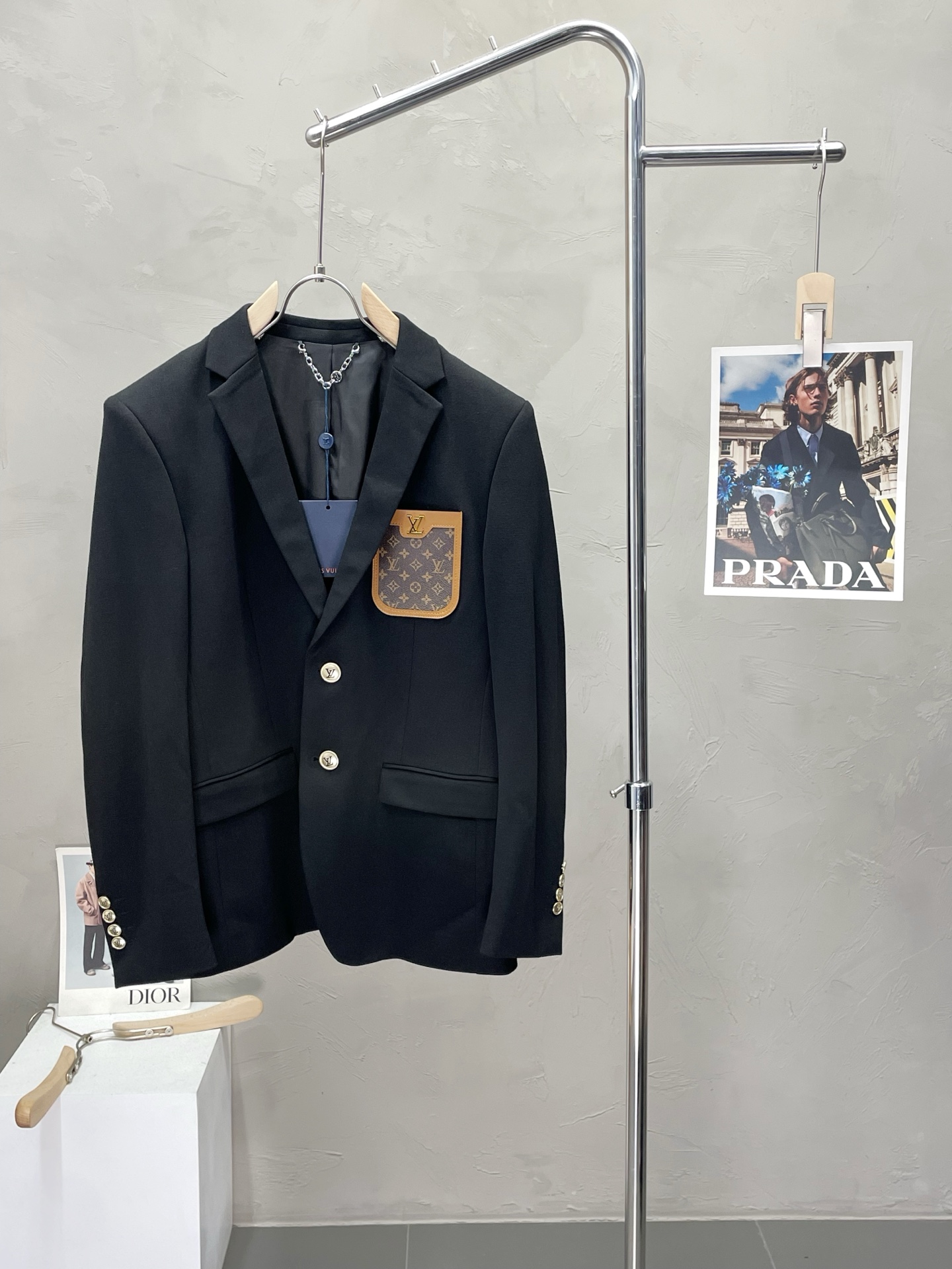 NO:508869,.Louis Vuitton Louis Vuitton Spring and Autumn New Suit. Foreign Trade Company Order Simple and Casual Suit Jacket, exclusively for imported original polyester fiber fabric, breathable, soft and warm, strong and drape, the whole piece of clothing is neat and flat, all hardware accessories are customer-supplied top-grade accessories, and it is obvious that it is high-end fabric. This fabric is fixed-woven. There is no good product from the outside, and there is no picky place. This jacket is often worn and has strong practicality. Size M-3XL,,louis vuitton,louis vuitton,jackets & coats,business suit,alexander wang19860909.Louis Vuitton路易威登春秋新款西服.外贸公司订单 简约休闲西装外套,独家专供进口原版聚酯纤维面料,透气柔软保暖性很强,笔挺垂感十足,整件衣服车工走线整齐平整,所有五金附料都是客供带logo顶级配件 一看就是高档的面料 这种面料都是定织的 外面根本就没有 正规大厂途径出来的好货,无任何有挑剔的地方 这样的一件外套属于常备常穿的,实用性很强.尺码M-3XL,,louis vuitton,louis vuitton,jackets & coats,business suit,alexander wang,Men's clothing