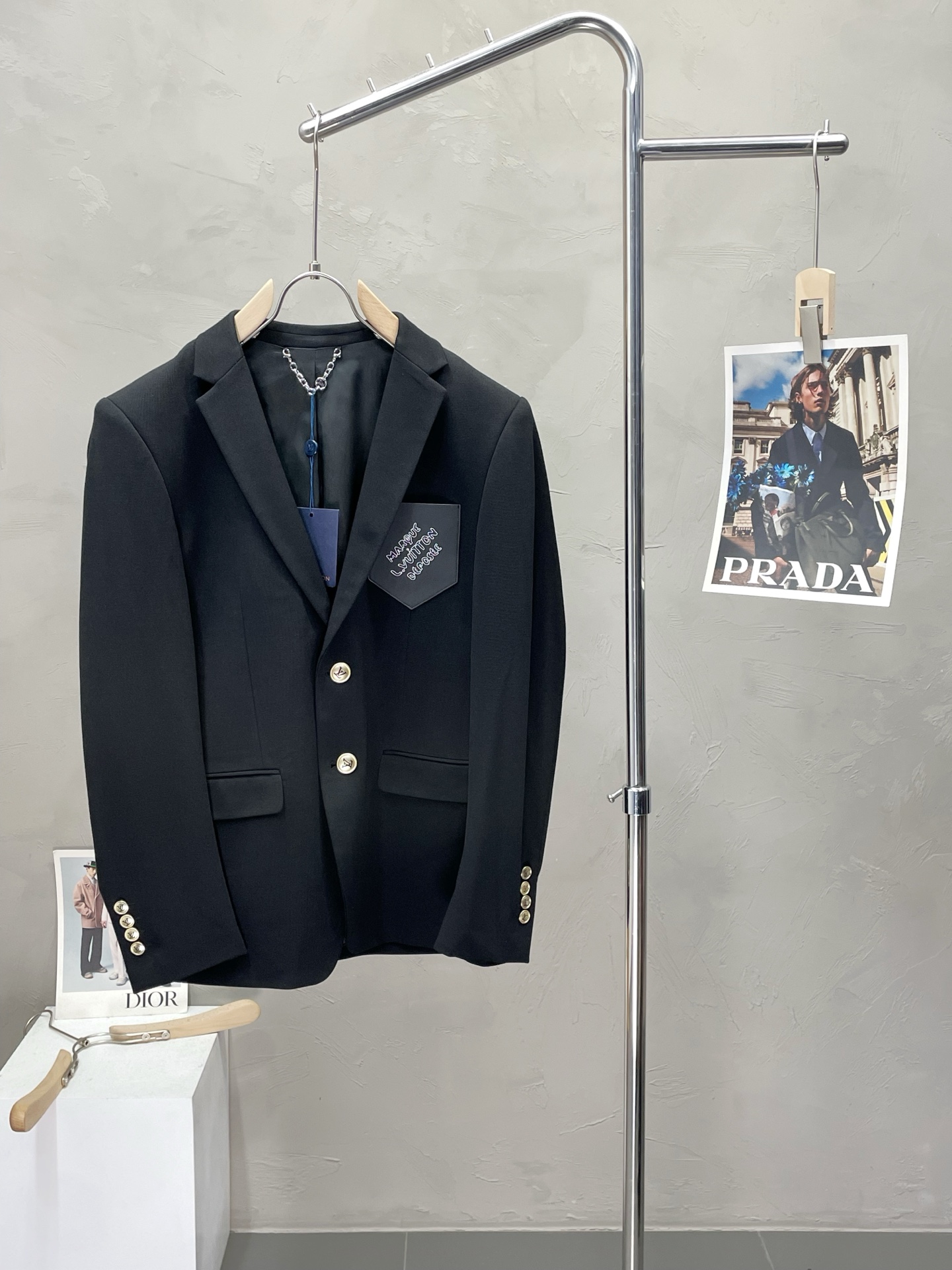 NO:485751,.Louis Vuitton Louis Vuitton Spring and Autumn New Suit. Foreign Trade Company Order Simple and Casual Suit Jacket, exclusively for imported original polyester fiber fabric, breathable, soft and warm, strong and drape, the whole piece of clothing is neat and flat, all hardware accessories are customer-supplied top-grade accessories, and it is obvious that it is high-end fabric. This fabric is fixed-woven. There is no good product from the outside through a regular manufacturer, without any picky place. This jacket is often worn and has strong practicality. Size M-3XL,,louis vuitton,louis vuitton,jackets & coats,business suit,alexander wang19860909.Louis Vuitton路易威登春秋新款西服.外贸公司订单 简约休闲西装外套,独家专供进口原版聚酯纤维面料,透气柔软保暖性很强,笔挺垂感十足,整件衣服车工走线整齐平整,所有五金附料都是客供带logo顶级配件 一看就是高档的面料 这种面料都是定织的 外面根本就没有 正规大厂途径出来的好货,无任何有挑剔的地方 这样的一件外套属于常备常穿的,实用性很强.尺码M-3XL,,louis vuitton,louis vuitton,jackets & coats,business suit,alexander wang,Men's clothing