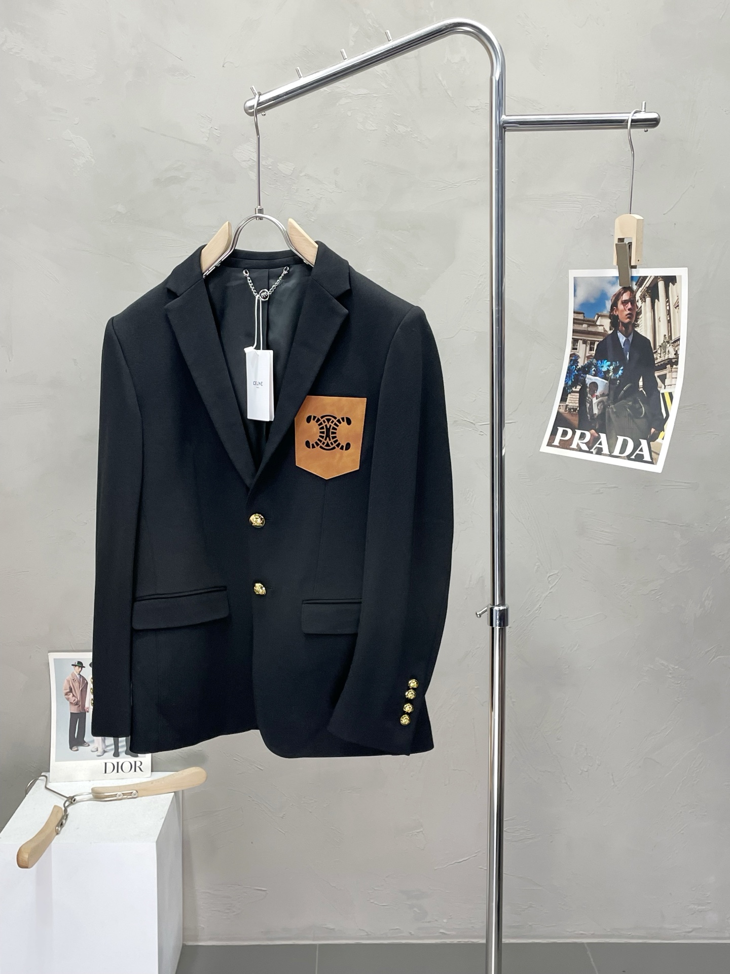 NO:501734,.CELINE Spring and Autumn New Suit. Foreign Trade Company Order Simple and Casual Suit Jacket, exclusively for imported original polyester fiber fabric, breathable, soft and warm, strong and drape, the whole piece of clothing is neat and smooth, all hardware accessories are top-grade accessories with logo, and it is obvious that it is high-end fabric. This fabric is fixed-woven. There is no good product from the outside through a regular manufacturer, without any picky place. This jacket is often worn and has strong practicality. Size M-3XL, celine, celine, jackets & coats, business suit, alexander wang19860909.CELINE赛琳春秋新款西服.外贸公司订单 简约休闲西装外套,独家专供进口原版聚酯纤维面料,透气柔软保暖性很强,笔挺垂感十足,整件衣服车工走线整齐平整,所有五金附料都是客供带logo顶级配件 一看就是高档的面料 这种面料都是定织的 外面根本就没有 正规大厂途径出来的好货,无任何有挑剔的地方 这样的一件外套属于常备常穿的,实用性很强.尺码M-3XL,,celine,celine,jackets & coats,business suit,alexander wang,Men's clothing