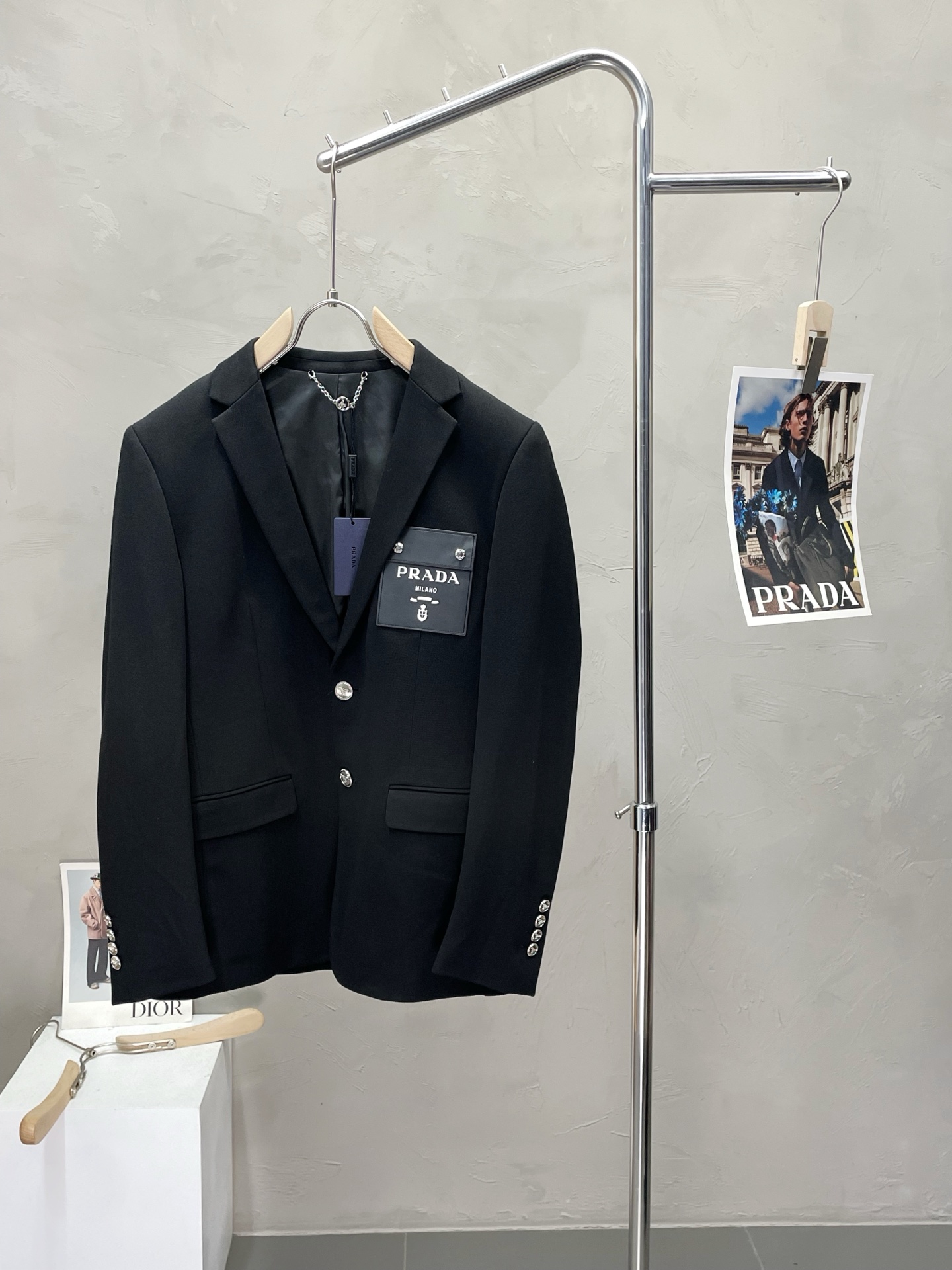 NO:485694,.Prada Prada Spring and Autumn New Suit. Foreign Trade Company Order Simple and Casual Suit Jacket, exclusively for imported original polyester fiber fabric, breathable, soft and warm, strong and drape, the whole piece of clothing is neat and flat, all hardware accessories are top-grade accessories with logo, and it is obvious that it is high-end fabric. This fabric is fixed-woven. There is no good product from the outside through a regular manufacturer, without any picky place. This jacket is often worn and has strong practicality. Size M-3XL,,prada,prada, jackets & coats,business suit,alexander wang19860909.Prada普拉达春秋新款西服.外贸公司订单 简约休闲西装外套,独家专供进口原版聚酯纤维面料,透气柔软保暖性很强,笔挺垂感十足,整件衣服车工走线整齐平整,所有五金附料都是客供带logo顶级配件 一看就是高档的面料 这种面料都是定织的 外面根本就没有 正规大厂途径出来的好货,无任何有挑剔的地方 这样的一件外套属于常备常穿的,实用性很强.尺码M-3XL,,prada,prada,jackets & coats,business suit,alexander wang,Men's clothing