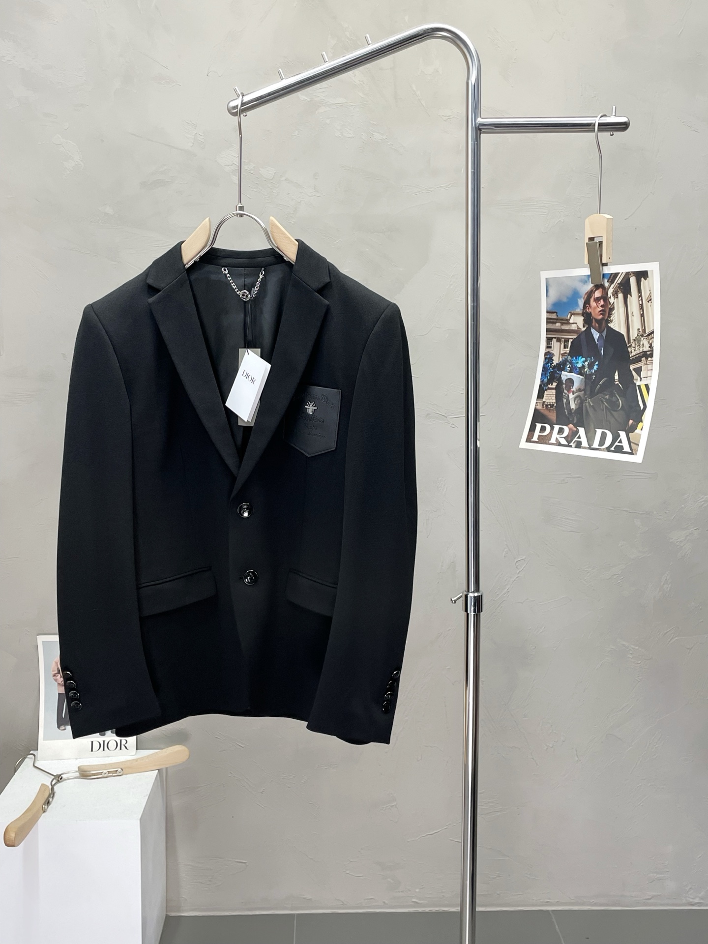 NO:508856,.Dior Spring and Autumn New Suit. Foreign Trade Company Order Simple and Casual Suit Jacket, exclusively for imported original polyester fiber fabric, breathable, soft and warm, strong and drape, the whole piece of clothing is neat and flat, all hardware accessories are customer-supplied top-grade accessories, and it is obvious that it is high-end fabric. This fabric is fixed-woven. There is no good product from the outside through a regular manufacturer, without any picky place. This jacket is often worn and has strong practicality. Size M-3XL,,dior,dior,jackets & coats,business suit,alexander wang19860909.Dior迪奥春秋新款西服.外贸公司订单 简约休闲西装外套,独家专供进口原版聚酯纤维面料,透气柔软保暖性很强,笔挺垂感十足,整件衣服车工走线整齐平整,所有五金附料都是客供带logo顶级配件 一看就是高档的面料 这种面料都是定织的 外面根本就没有 正规大厂途径出来的好货,无任何有挑剔的地方 这样的一件外套属于常备常穿的,实用性很强.尺码M-3XL,,dior,dior,jackets & coats,business suit,alexander wang,Men's clothing