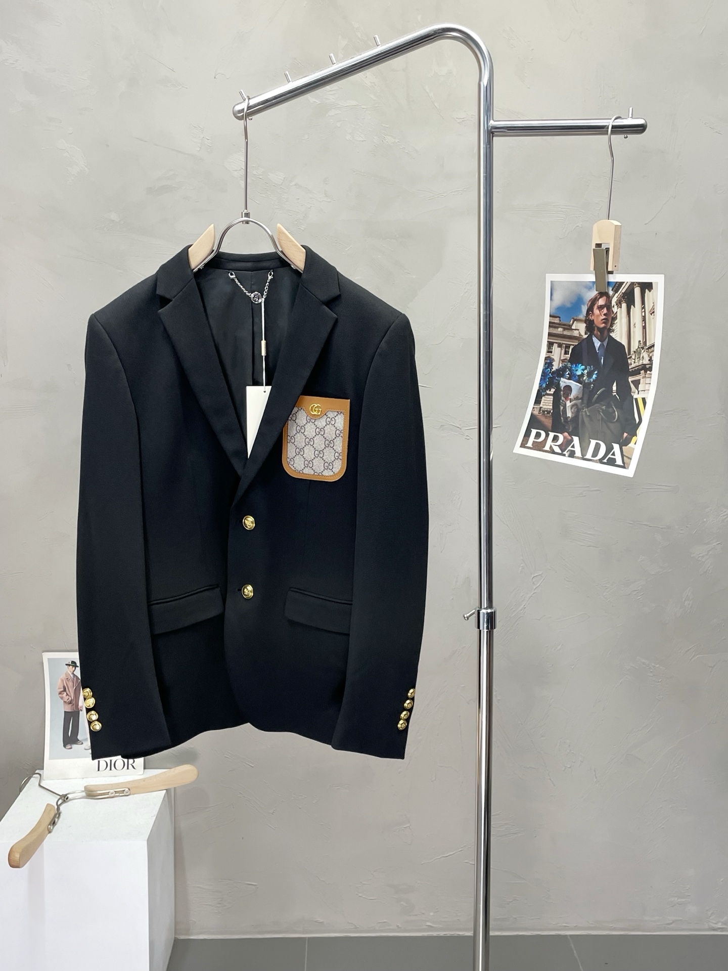 NO:485710,.Gucci Gucci Spring and Autumn New Suit. Foreign Trade Company Order Simple and Casual Suit Jacket, exclusively for imported original polyester fiber fabric, breathable, soft and warm, strong and drape, the whole piece of clothing is neat and smooth, all hardware accessories are top-grade accessories with logo, and it is obvious that it is high-end fabric. This fabric is fixed and there is no good product from the outside, and there is no picky place to go. This jacket is often worn and has strong practicality. Size M-3XL, gucci, gucci, jackets & coats, business suit, alexander wang19860909.Gucci古驰春秋新款西服.外贸公司订单 简约休闲西装外套,独家专供进口原版聚酯纤维面料,透气柔软保暖性很强,笔挺垂感十足,整件衣服车工走线整齐平整,所有五金附料都是客供带logo顶级配件 一看就是高档的面料 这种面料都是定织的 外面根本就没有 正规大厂途径出来的好货,无任何有挑剔的地方 这样的一件外套属于常备常穿的,实用性很强.尺码M-3XL,,gucci,gucci,jackets & coats,business suit,alexander wang,Men's clothing