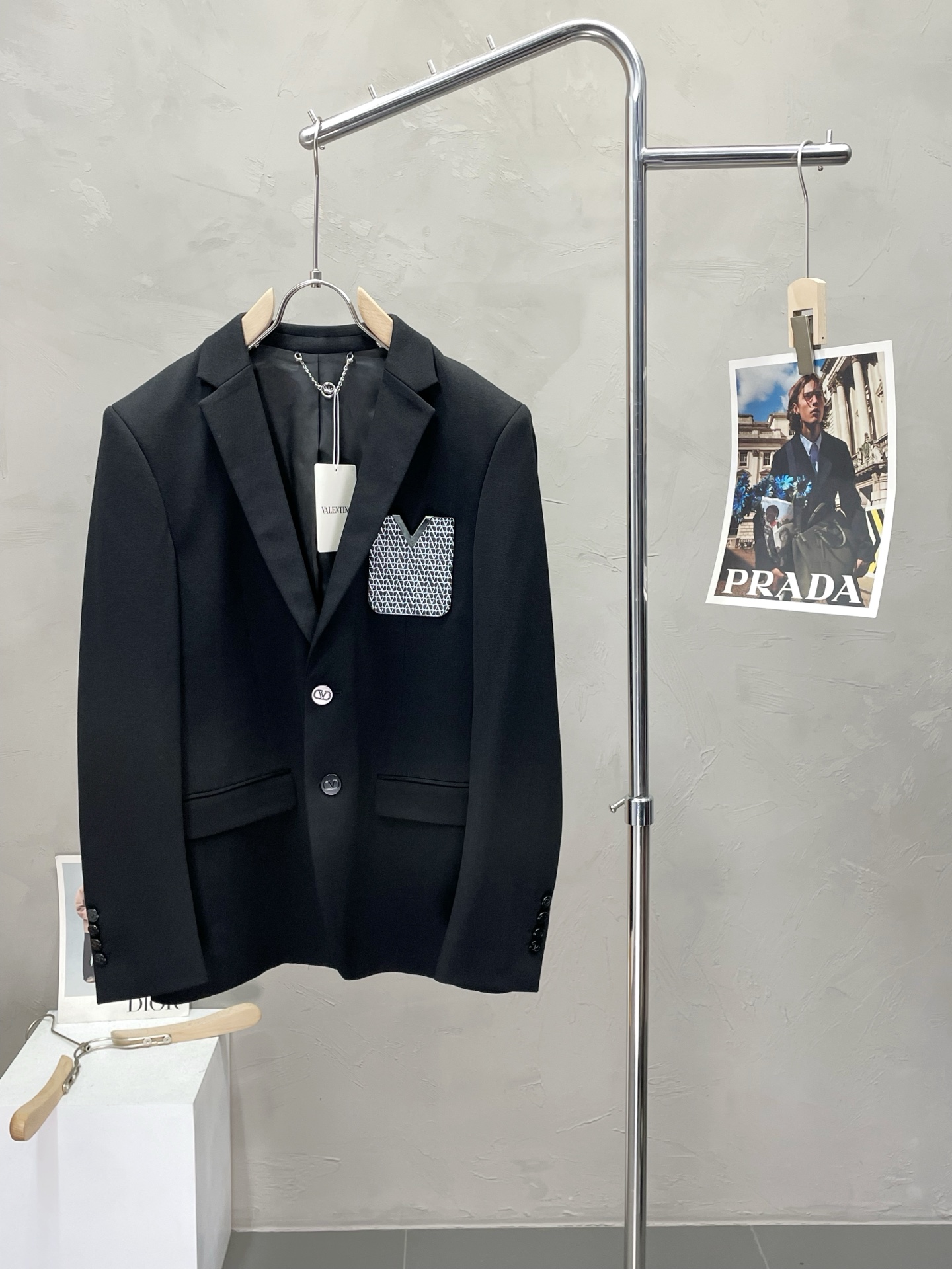 NO:507545,.VALENTINO Valentino Spring and Autumn New Suit. Foreign Trade Company Order Simple and Casual Suit Jacket, exclusively for imported original polyester fiber fabric, breathable, soft and warm, strong and drape, the whole piece of clothing is neat and flat, all hardware accessories are customer-supplied top-grade accessories, and it is obvious that it is high-end fabric. This fabric is fixed-woven. There is no good product from the outside through a regular manufacturer, without any picky place. This jacket is often worn and has strong practicality. Size M-3XL, valentino, valentino, jackets & coats, business suit, alexander wang19860909.VALENTINO华伦天奴春秋新款西服.外贸公司订单 简约休闲西装外套,独家专供进口原版聚酯纤维面料,透气柔软保暖性很强,笔挺垂感十足,整件衣服车工走线整齐平整,所有五金附料都是客供带logo顶级配件 一看就是高档的面料 这种面料都是定织的 外面根本就没有 正规大厂途径出来的好货,无任何有挑剔的地方 这样的一件外套属于常备常穿的,实用性很强.尺码M-3XL,,valentino,valentino,jackets & coats,business suit,alexander wang,Men's clothing