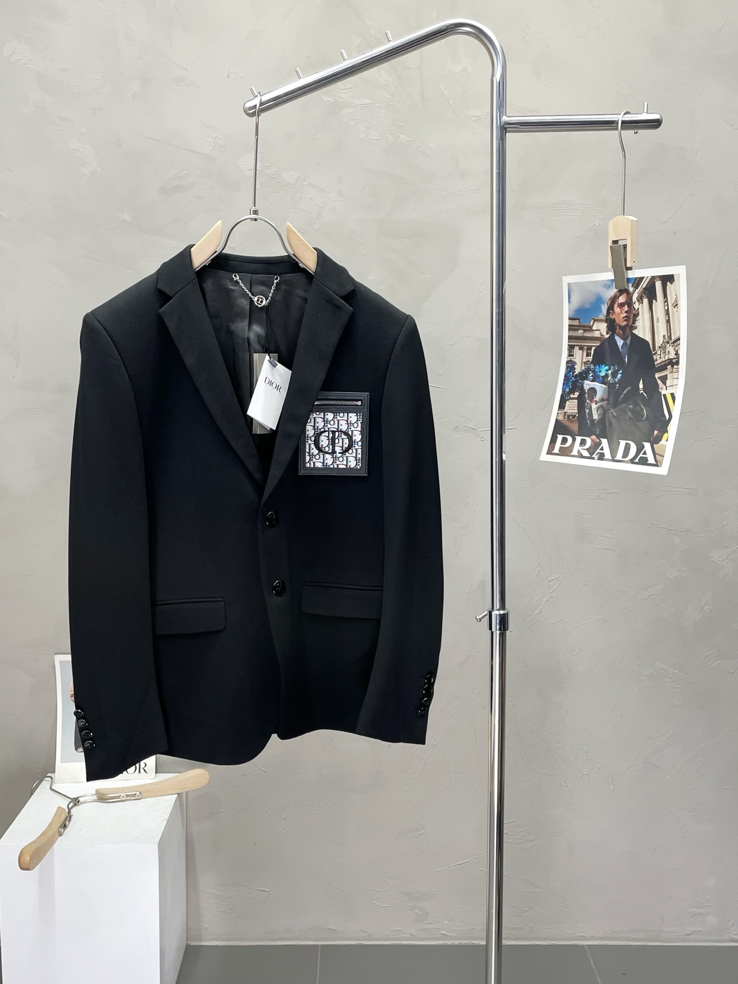 NO:485871,.Dior Spring and Autumn New Suit. Foreign Trade Company Order Simple and Casual Suit Jacket, exclusively for imported original polyester fiber fabric, breathable, soft and warm, strong and drape, the whole piece of clothing is neat and flat, all hardware accessories are top-grade accessories with logo, and it is obvious that it is high-end fabric. This fabric is fixed-woven. There is no good product from the outside through a regular manufacturer, without any picky place. This jacket is often worn and has strong practicality. Size M-3XL, dior, dior, jackets & coats, business suit, alexander wang19860909.Dior迪奥春秋新款西服.外贸公司订单 简约休闲西装外套,独家专供进口原版聚酯纤维面料,透气柔软保暖性很强,笔挺垂感十足,整件衣服车工走线整齐平整,所有五金附料都是客供带logo顶级配件 一看就是高档的面料 这种面料都是定织的 外面根本就没有 正规大厂途径出来的好货,无任何有挑剔的地方 这样的一件外套属于常备常穿的,实用性很强.尺码M-3XL,,dior,dior,jackets & coats,business suit,alexander wang,Men's clothing