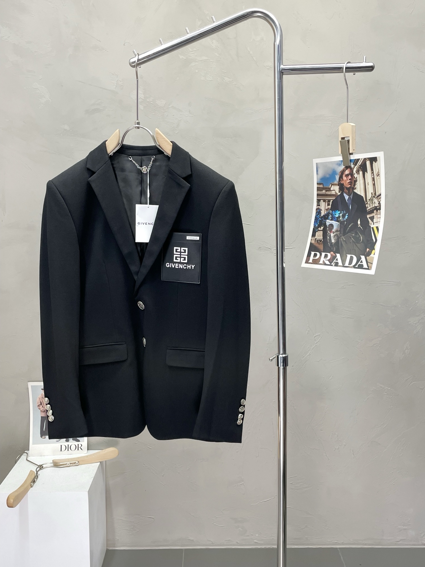 NO:485881,.Givenchy Givenchy Spring and Autumn New Suit. Foreign Trade Company Order Simple and Casual Suit Jacket, exclusively for imported original polyester fiber fabric, breathable, soft and warm, strong and drape, the whole piece of clothing is neat and flat, all hardware accessories are customer-supplied top-grade accessories, and it is obvious that it is high-end fabric. This fabric is fixed-woven. There is no good product from the outside, and there is no picky place. This jacket is often worn and has strong practicality. Size M-3XL, given, given, given, jackets & coats, business suit, alexander wang19860909.Givenchy纪梵希春秋新款西服.外贸公司订单 简约休闲西装外套,独家专供进口原版聚酯纤维面料,透气柔软保暖性很强,笔挺垂感十足,整件衣服车工走线整齐平整,所有五金附料都是客供带logo顶级配件 一看就是高档的面料 这种面料都是定织的 外面根本就没有 正规大厂途径出来的好货,无任何有挑剔的地方 这样的一件外套属于常备常穿的,实用性很强.尺码M-3XL,,givenchy,givenchy,jackets & coats,business suit,alexander wang,Men's clothing