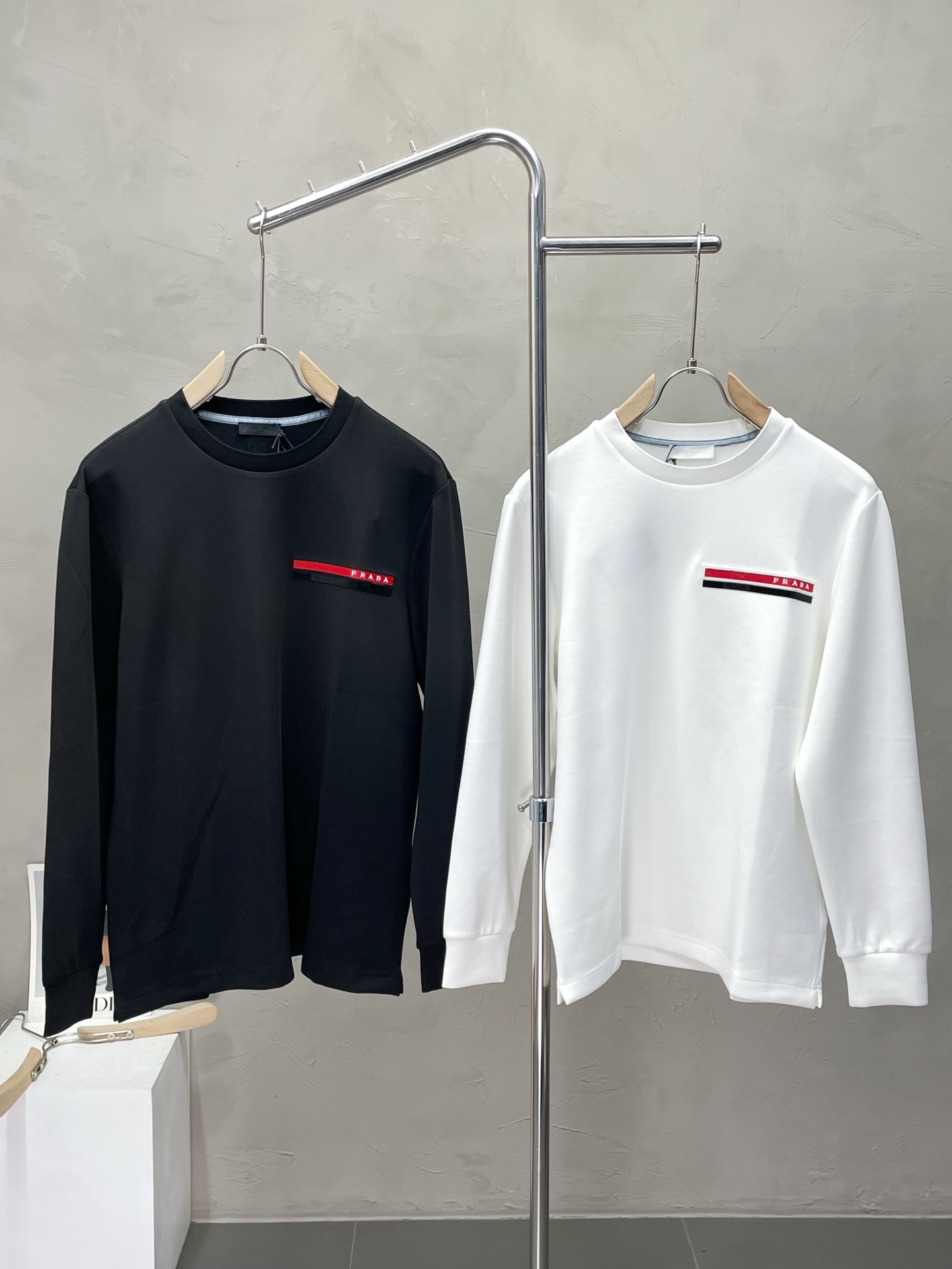 NO:485757,.Prada exclusively offers the latest fashionable long-sleeved jackets with a classic design and great appearance. The quality is even more unscrupulous. You can buy it directly. You can't get it right! Through the detailed pictures, you can feel its powerful aura, and the warm-concentration effect is significant, so you don’t have to worry about the chill at all! It is both fashionable and functional, and the whole style looks more luxurious and elegant! Size M-3XL, prada, prada, jackets & coats, alexander wang19860909.Prada普拉达独家专供最新时尚春秋长袖 经典设计感与颜值爆棚的外套,品质更是无法挑剔品控可以直接入手,不容过错的高端臻品！通过细节图片便可感受到它强悍的气场,聚温保暖效果显著,完全不用担心会有一点寒意！时尚与功能性兼备,整款显得更加的奢华大气！ 尺码M-3XL,,prada,prada,jackets & coats,alexander wang,Men's clothing