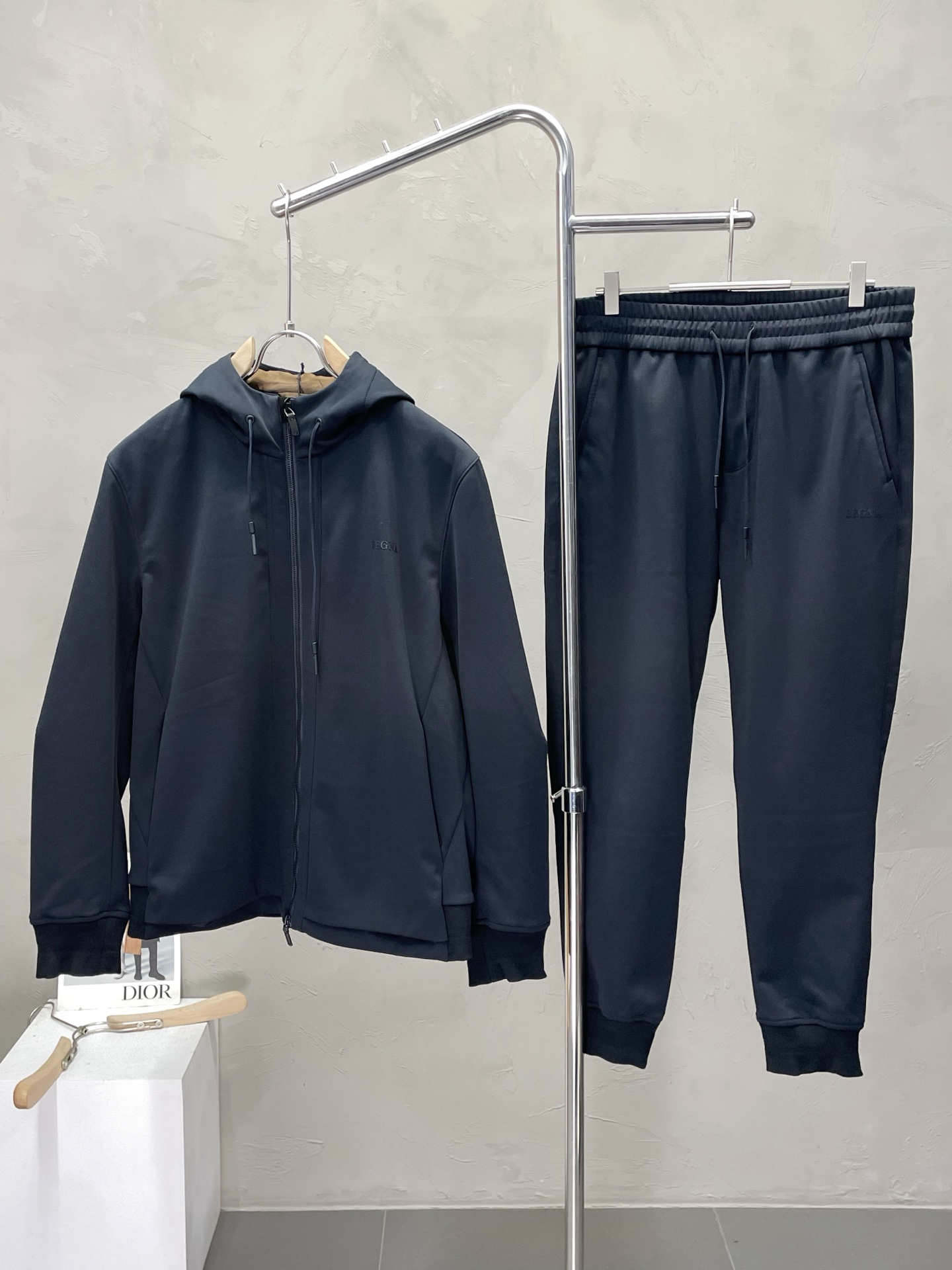 NO:485737,Tops and trousers.ZEGNA exclusively offers the same style set for the new autumn and winter counter, breathable, comfortable and casual!  Full of high-end feeling!  Detailed and high-end, warm and comfortable, with velvet-in-house warm design, impeccable workmanship!  The original high-end fabric looks high-end!  The fabric is soft, delicate and comfortable, moisture absorption, quick drying, breathable, neat and stylish. The number of code M-3XL, zegna, alexander wang19860909上衣、长裤.ZEGNA杰尼亚独家专供秋冬新款专柜同款套装,透气舒适休闲！高级感满满！细节精致高档,保暖舒适 内里加绒保暖设计 做工无可挑剔！原版高端面料很显高级！面料柔软细腻舒适 吸湿速干透气,利落有型.码数M-3XL,,zegna,alexander wang,Men's clothing