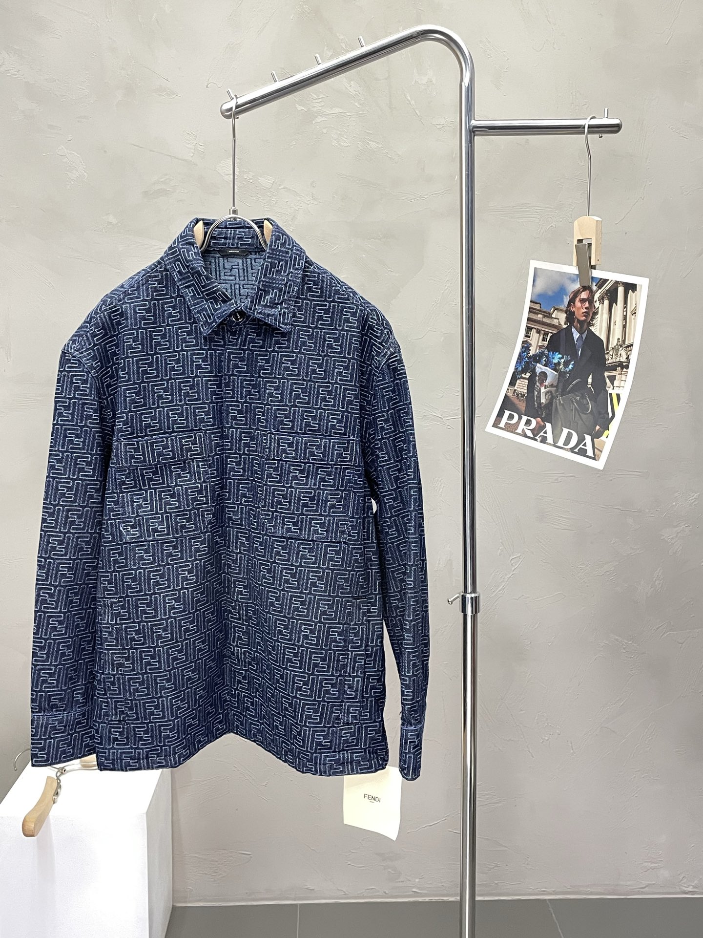 NO:488359,.FENDI exclusively offers the latest spring and autumn fashion denim jackets, classic designs and designs with great appearance. The quality is even more unscrupulous. You can buy them directly, which is not to be mistaken for high-end products!  Through the detailed pictures, you can feel its powerful aura. The imported fabric is both fashionable and functional, and the whole style looks more luxurious and atmospheric!  Size S-XL, fendi, fendi, jackets & coats, alexander wang19860909.FENDI芬迪独家专供最新春秋时尚牛仔外套 经典设计与颜值爆棚的设计 品质更是无法挑剔品控可以直接入手,不容过错的高端臻品！通过细节图片便可感受到它强悍的气场,进口面料 时尚与功能性兼备,整款显得更加的奢华大气！ 尺码S-XL,,fendi,fendi,jackets & coats,alexander wang,Men's clothing