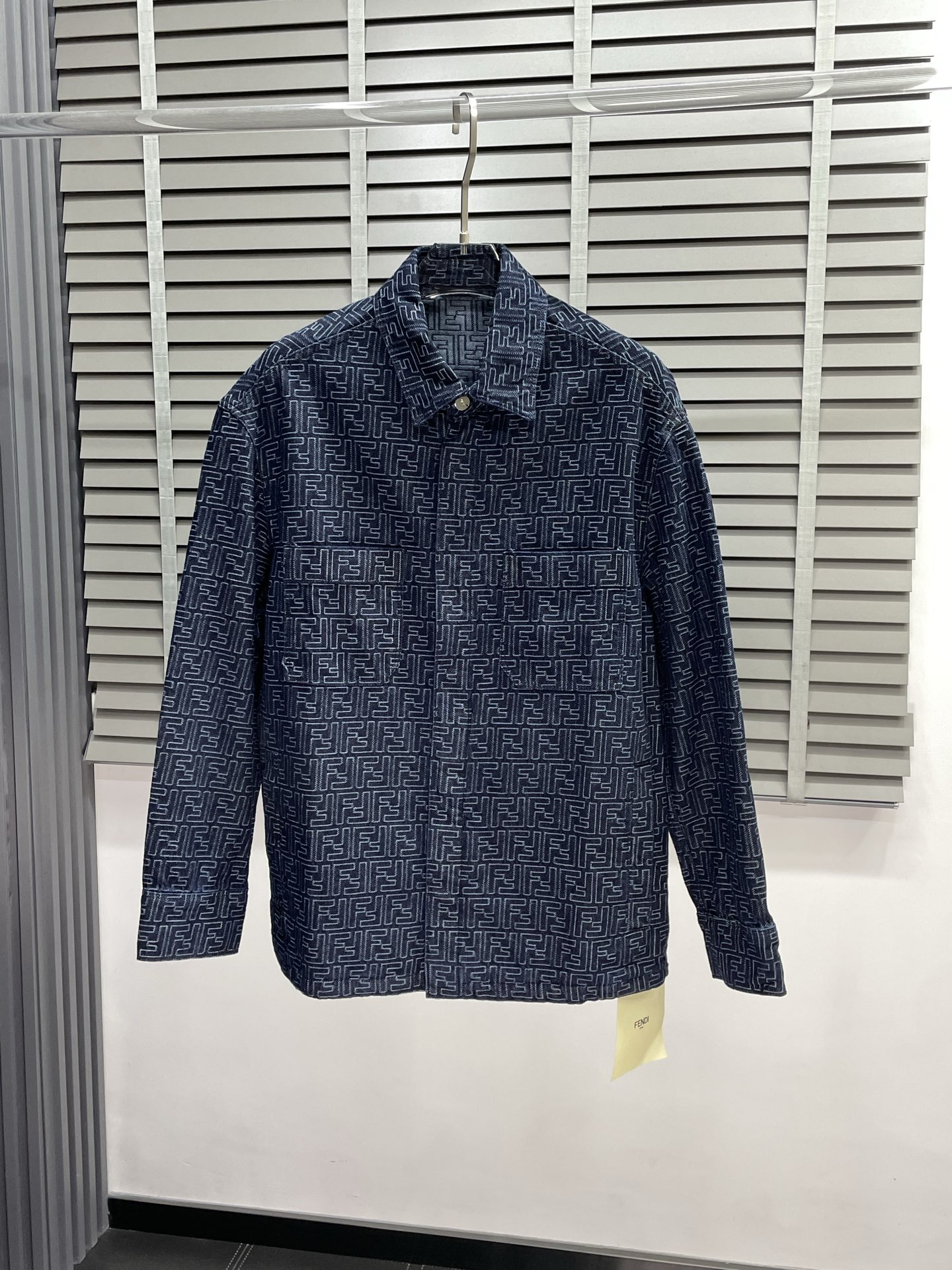 NO:501740,.FENDI exclusively offers the latest spring and autumn fashion denim jackets, classic designs and designs with great appearance. The quality is even more unscrupulous. You can buy them directly, which is not to be mistaken for high-end products!  Through the detailed pictures, you can feel its powerful aura. The imported fabric is both fashionable and functional, and the whole style looks more luxurious and atmospheric!  Size S-XL, fendi, fendi, jackets & coats, alexander wang19860909.FENDI芬迪独家专供最新春秋时尚牛仔外套 经典设计与颜值爆棚的设计 品质更是无法挑剔品控可以直接入手,不容过错的高端臻品！通过细节图片便可感受到它强悍的气场,进口面料 时尚与功能性兼备,整款显得更加的奢华大气！ 尺码S-XL,,fendi,fendi,jackets & coats,alexander wang,Men's clothing