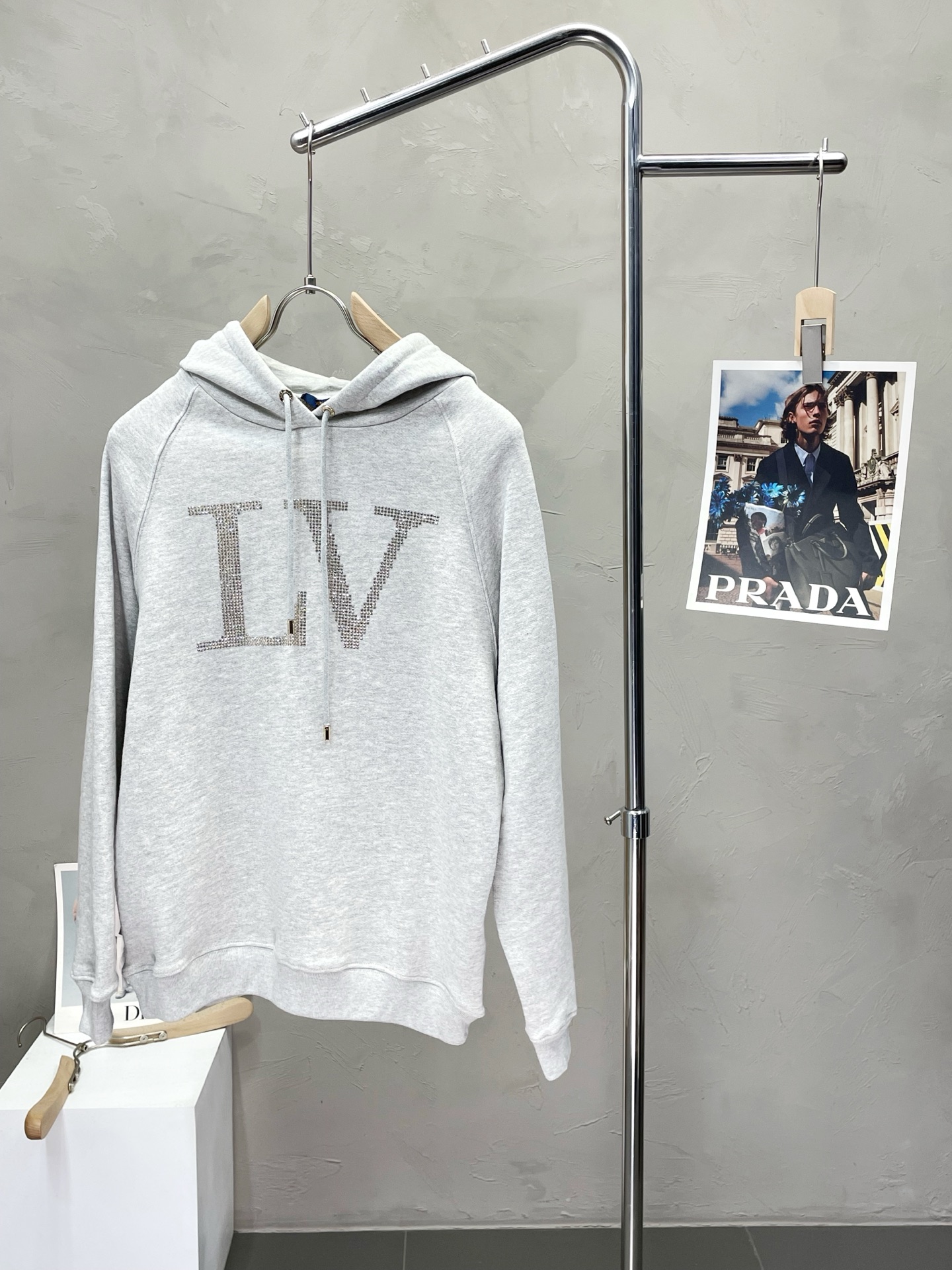 NO:488400,.Louis Vuitton exclusively offers the latest spring and autumn fashion hooded sweatshirts. Classic design and design with great appearance. The quality is even more unscrupulous. You can buy it directly. You can't get it wrong! Through detailed pictures, you can feel its powerful aura. The imported fabric has a significant effect in keeping warm, so you don’t have to worry about a little chill! It is both fashionable and functional, and the whole style looks more luxurious and elegant! Size S-XL, louis vuitton,louis vuitton,hoodie,sweatshirts,hats,alexander wang19860909.Louis Vuitton路易威登独家专供最新春秋时尚连帽卫衣 经典设计与颜值爆棚的设计 品质更是无法挑剔品控可以直接入手,不容过错的高端臻品！通过细节图片便可感受到它强悍的气场,进口面料 聚温保暖效果显著,完全不用担心会有一点寒意！时尚与功能性兼备,整款显得更加的奢华大气！ 尺码S-XL,,louis vuitton,louis vuitton,hoodie,sweatshirts,hats,alexander wang,Men's clothing