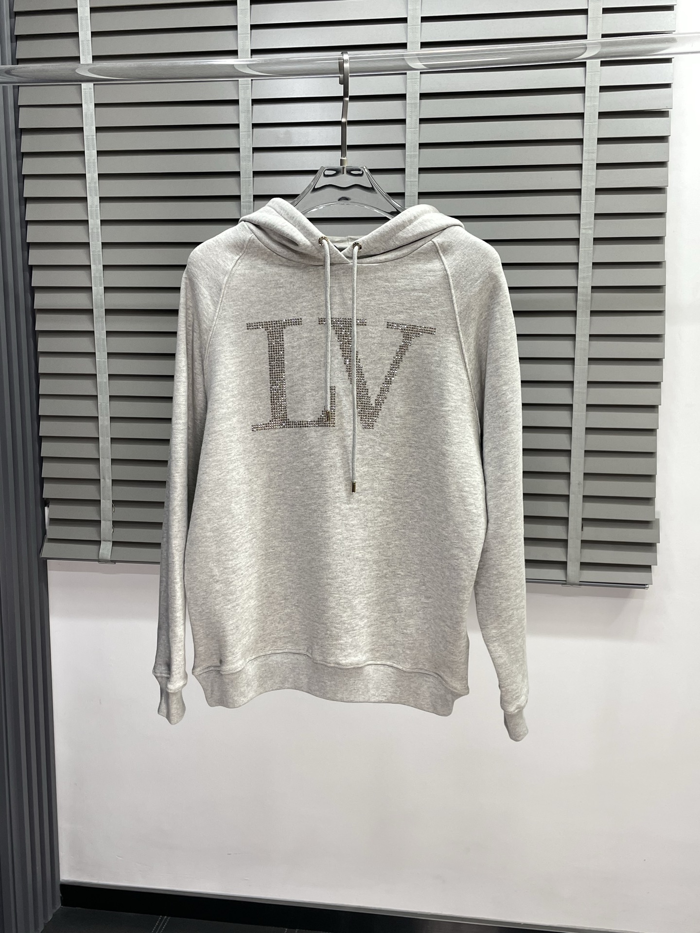 NO:501784,.Louis Vuitton exclusively offers the latest spring and autumn fashion hooded sweatshirts. Classic design and design with great appearance. The quality is even more unscrupulous. You can buy it directly. You can't get it wrong! Through detailed pictures, you can feel its powerful aura. The imported fabric has a significant effect in keeping warm, so you don’t have to worry about a little chill! It is both fashionable and functional, and the whole style looks more luxurious and elegant! Size S-XL, louis vuitton,louis vuitton,hoodie,sweatshirts,hats,alexander wang19860909.Louis Vuitton路易威登独家专供最新春秋时尚连帽卫衣 经典设计与颜值爆棚的设计 品质更是无法挑剔品控可以直接入手,不容过错的高端臻品！通过细节图片便可感受到它强悍的气场,进口面料 聚温保暖效果显著,完全不用担心会有一点寒意！时尚与功能性兼备,整款显得更加的奢华大气！ 尺码S-XL,,louis vuitton,louis vuitton,hoodie,sweatshirts,hats,alexander wang,Men's clothing