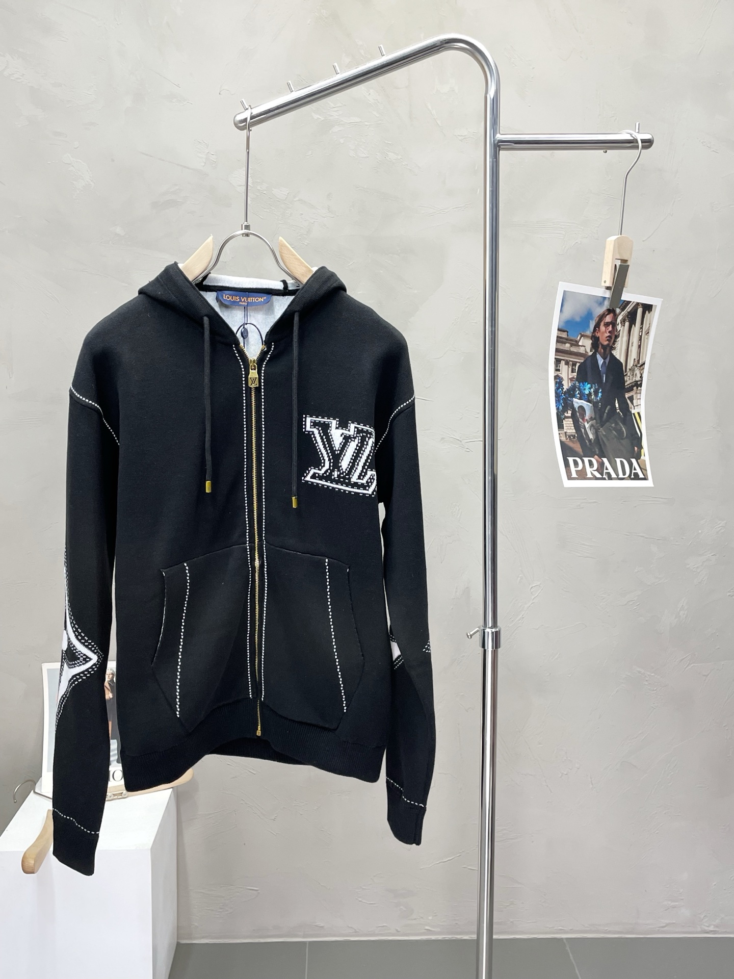 NO:488394,.Louis Vuitton exclusively offers the latest autumn and winter hooded knitted jackets. Classic design and beautiful design. The quality is even more unscrupulous. You can buy it directly. You can't get it wrong! Through detailed pictures, you can feel its powerful aura. The imported fabric has a significant effect in keeping warm, so you don’t have to worry about a little chill! It is both fashionable and functional, and the whole style looks more luxurious and elegant! Size S-XL, louis vuitton,louis vuitton,jackets & coats,hats,alexander wang19860909.Louis Vuitton路易威登独家专供最新秋冬连帽针织外套 经典设计与颜值爆棚的设计 品质更是无法挑剔品控可以直接入手,不容过错的高端臻品！通过细节图片便可感受到它强悍的气场,进口面料 聚温保暖效果显著,完全不用担心会有一点寒意！时尚与功能性兼备,整款显得更加的奢华大气！ 尺码S-XL,,louis vuitton,louis vuitton,jackets & coats,hats,alexander wang,Men's clothing