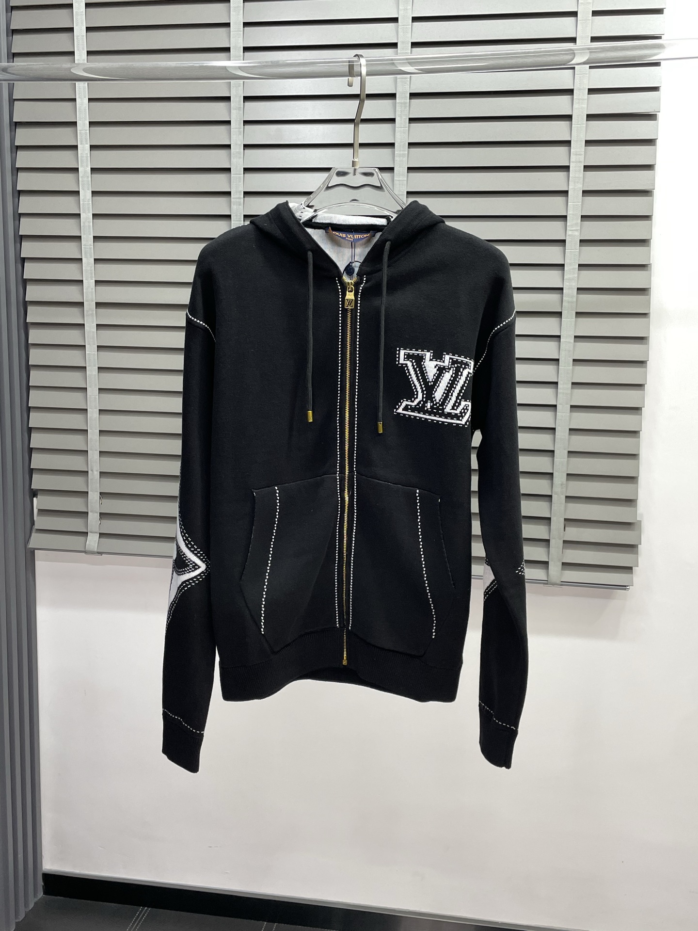 NO:501778,.Louis Vuitton exclusively offers the latest autumn and winter hooded knitted jackets. Classic design and beautiful design. The quality is even more unscrupulous. You can buy it directly. You can't get it wrong! Through detailed pictures, you can feel its powerful aura. The imported fabric has a significant effect in keeping warm, so you don’t have to worry about a little chill! It is both fashionable and functional, and the whole style looks more luxurious and elegant! Size S-XL, louis vuitton,louis vuitton,jackets & coats,hats,alexander wang19860909.Louis Vuitton路易威登独家专供最新秋冬连帽针织外套 经典设计与颜值爆棚的设计 品质更是无法挑剔品控可以直接入手,不容过错的高端臻品！通过细节图片便可感受到它强悍的气场,进口面料 聚温保暖效果显著,完全不用担心会有一点寒意！时尚与功能性兼备,整款显得更加的奢华大气！ 尺码S-XL,,louis vuitton,louis vuitton,jackets & coats,hats,alexander wang,Men's clothing