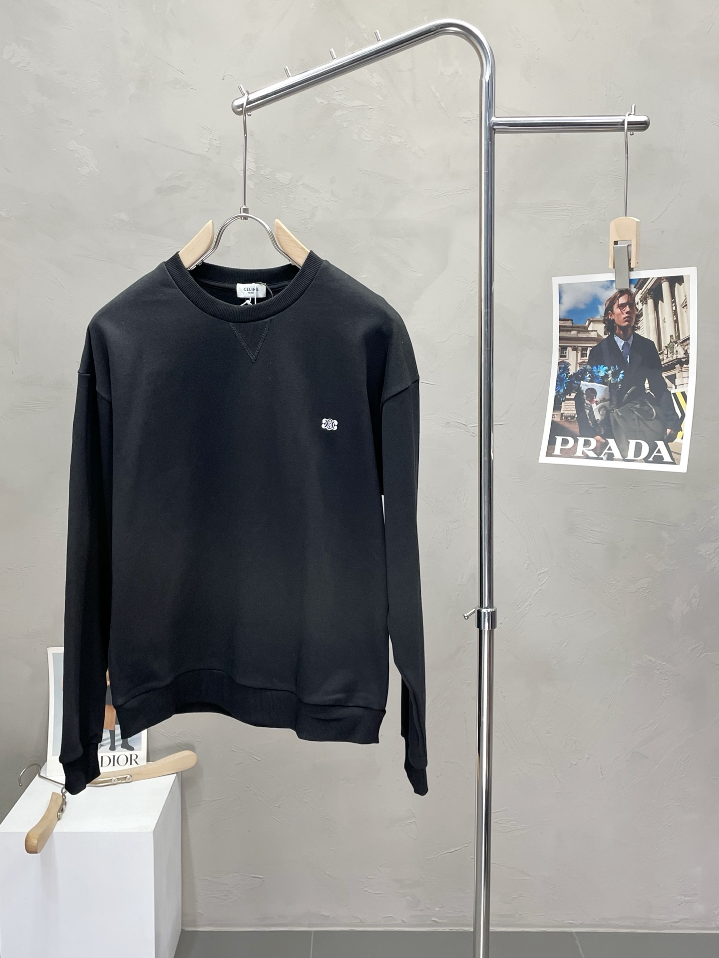 NO:488410,.CELINE exclusively provides the latest spring and autumn pullover sweatshirts, classic design and beautiful design. The quality is even more unscrupulous. You can buy it directly, which is not to be mistaken for high-end products! Through detailed pictures, you can feel its powerful aura. The imported fabric has a significant effect in keeping warm, so you don’t have to worry about a little chill! It is both fashionable and functional, and the whole style looks more luxurious and elegant! Size S-XL, celine, celine, hoodie, sweatshirts, alexander wang19860909.CELINE赛琳独家专供最新春秋套头卫衣 经典设计与颜值爆棚的设计 品质更是无法挑剔品控可以直接入手,不容过错的高端臻品！通过细节图片便可感受到它强悍的气场,进口面料 聚温保暖效果显著,完全不用担心会有一点寒意！时尚与功能性兼备,整款显得更加的奢华大气！ 尺码S-XL,,celine,celine,hoodie,sweatshirts,alexander wang,Men's clothing