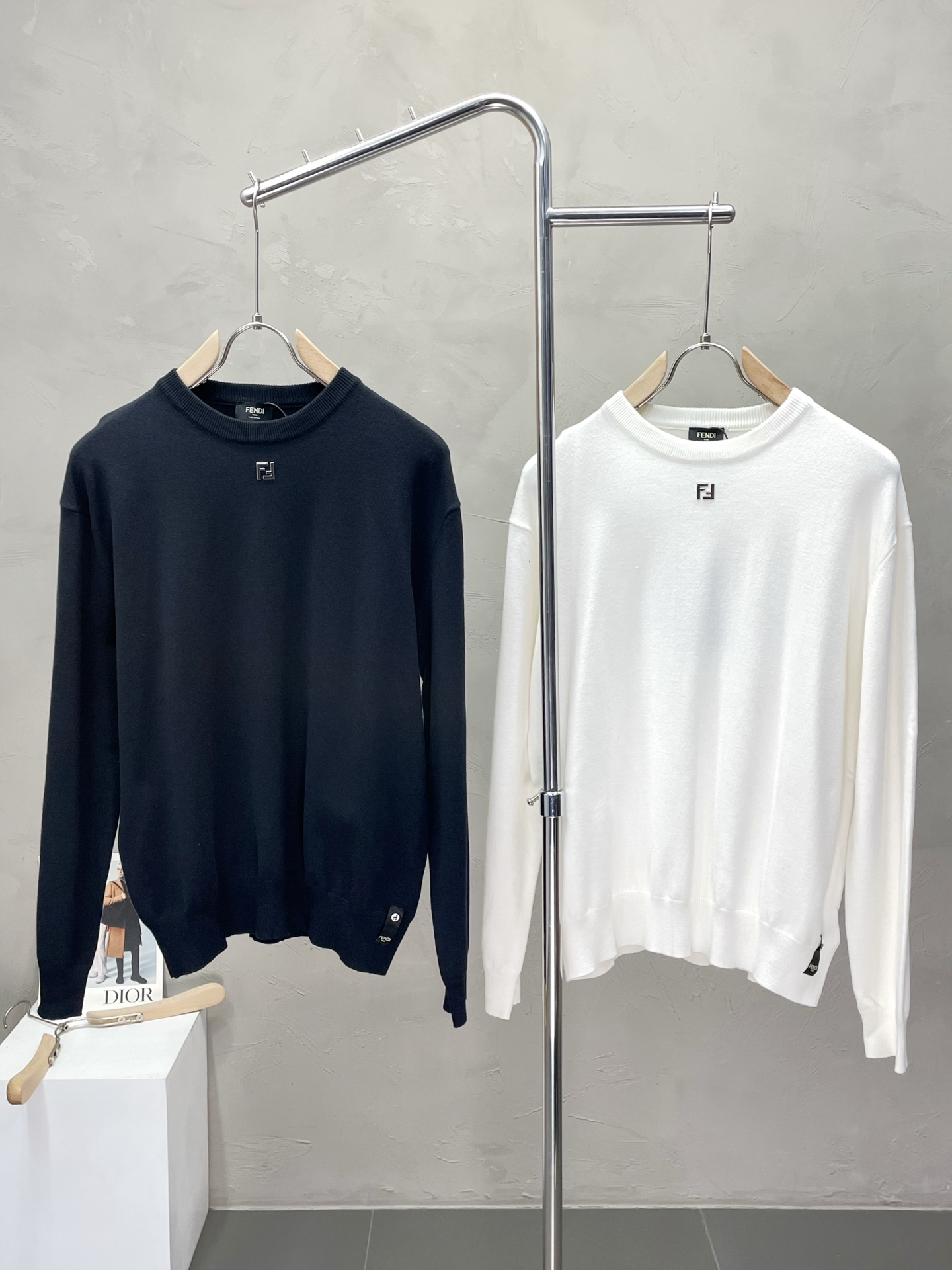 NO:488416,.FENDI exclusively offers the latest autumn and winter sweaters, classic design and beautiful design. The quality is even more unscrupulous. You can buy it directly. You can’t get it right! Through detailed pictures, you can feel its powerful aura. The imported fabric has a significant effect in keeping warm, so you don’t have to worry about a little chill! It is both fashionable and functional, and the whole style looks more luxurious and elegant! Size S-XL, fendi, fendi, sweaters, alexander wang19860909.FENDI芬迪独家专供最新秋冬毛衣 经典设计与颜值爆棚的设计 品质更是无法挑剔品控可以直接入手,不容过错的高端臻品！通过细节图片便可感受到它强悍的气场,进口面料 聚温保暖效果显著,完全不用担心会有一点寒意！时尚与功能性兼备,整款显得更加的奢华大气！ 尺码S-XL,,fendi,fendi,sweaters,alexander wang,Men's clothing