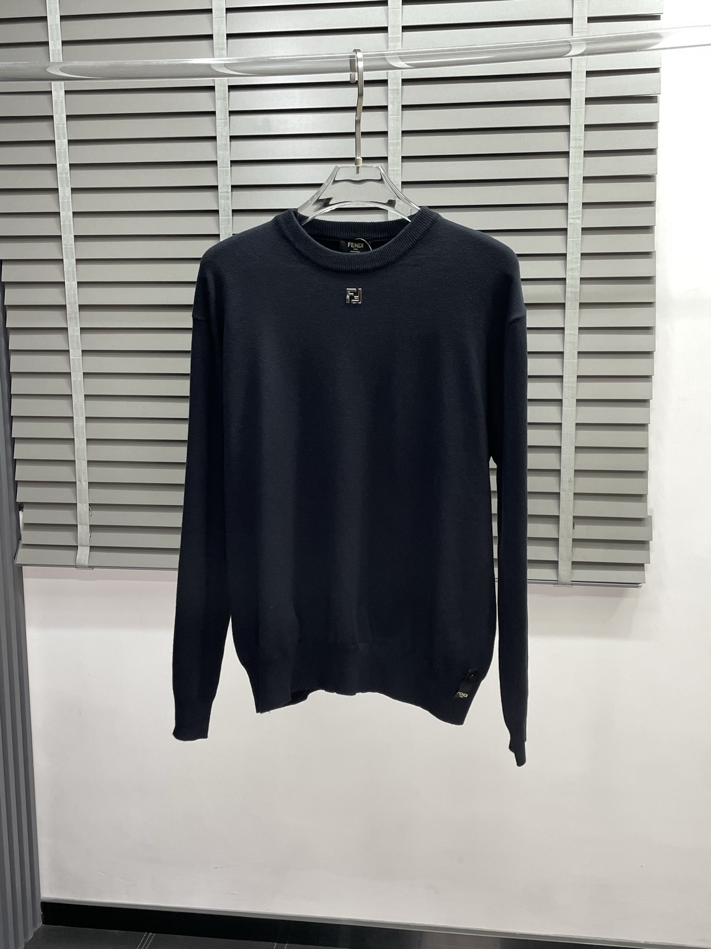 NO:501772,.FENDI exclusively offers the latest autumn and winter sweaters, classic design and beautiful design. The quality is even more unscrupulous. You can buy it directly. You can’t get it right! Through detailed pictures, you can feel its powerful aura. The imported fabric has a significant effect in keeping warm, so you don’t have to worry about a little chill! It is both fashionable and functional, and the whole style looks more luxurious and elegant! Size S-XL, fendi, fendi, sweaters, alexander wang19860909.FENDI芬迪独家专供最新秋冬毛衣 经典设计与颜值爆棚的设计 品质更是无法挑剔品控可以直接入手,不容过错的高端臻品！通过细节图片便可感受到它强悍的气场,进口面料 聚温保暖效果显著,完全不用担心会有一点寒意！时尚与功能性兼备,整款显得更加的奢华大气！ 尺码S-XL,,fendi,fendi,sweaters,alexander wang,Men's clothing