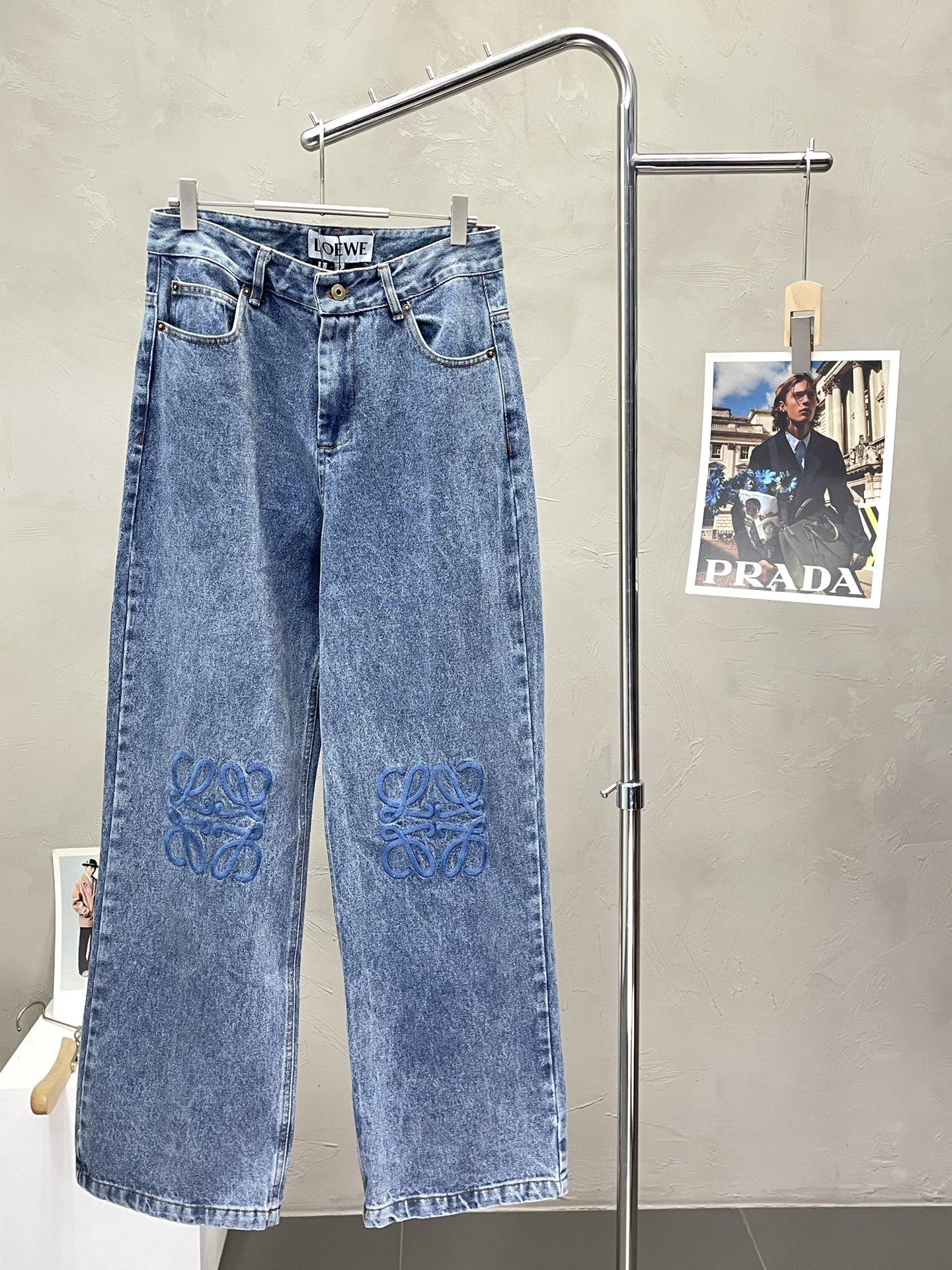 NO:508801,.LOEWE exclusively offers new casual wide-leg jeans, high-end version!  Customized fabrics for counters are breathable and comfortable, with impeccable details, and the brand element design concept reflects high quality. The feel is delicate and soft!  It is casually cut, with a great upper body style!  S-XL, loewe, loewe, jeans, alexander wang19860909.LOEWE罗意威独家专供新款休闲阔腿牛仔裤 高端版本！专柜定制面料 透气舒适度高,细节无可挑剔,品牌元素设计理念,体现高品质.手感细腻柔软！呈现休闲裁剪,上身版型超赞！码数S-XL,,loewe,loewe,jeans,alexander wang,Men's clothing