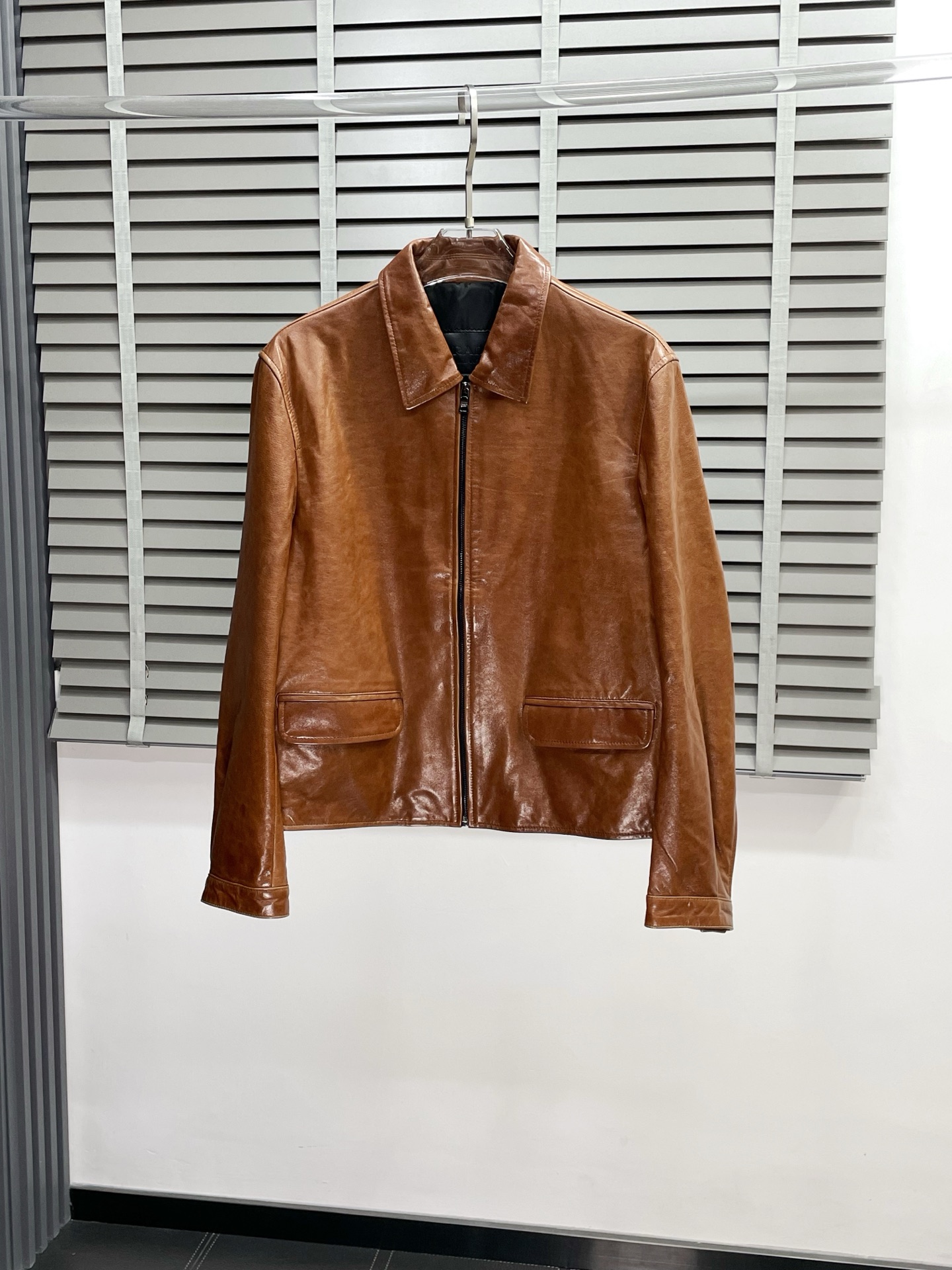 NO:501779,.Leather Jacket - Prada exclusively offers the latest spring and autumn leather jackets, classic designs and beautiful leather jackets, imported leather imported fabrics, quality is even more unscrupulous, and high-end products that cannot be criticized for quality control. Through the detailed pictures, you can feel its powerful aura, and the warm-concentration effect is significant, so you don’t have to worry about the chill at all! It is both fashionable and functional, and the whole style looks more luxurious and elegant! Size M-3XL, prada, prada, jackets & coats, jackets & coats, leather jacket, alexander wang19860909.皮衣- Prada普拉达独家专供最新春秋皮夹克外套 经典设计与颜值爆棚的皮衣 进口皮进口面料 品质更是无法挑剔品控可以直接入手,不容过错的高端臻品！通过细节图片便可感受到它强悍的气场,聚温保暖效果显著,完全不用担心会有一点寒意！时尚与功能性兼备,整款显得更加的奢华大气！ 尺码M-3XL,,prada,prada,jackets & coats,jackets & coats,leather jacket,alexander wang,Men's clothing