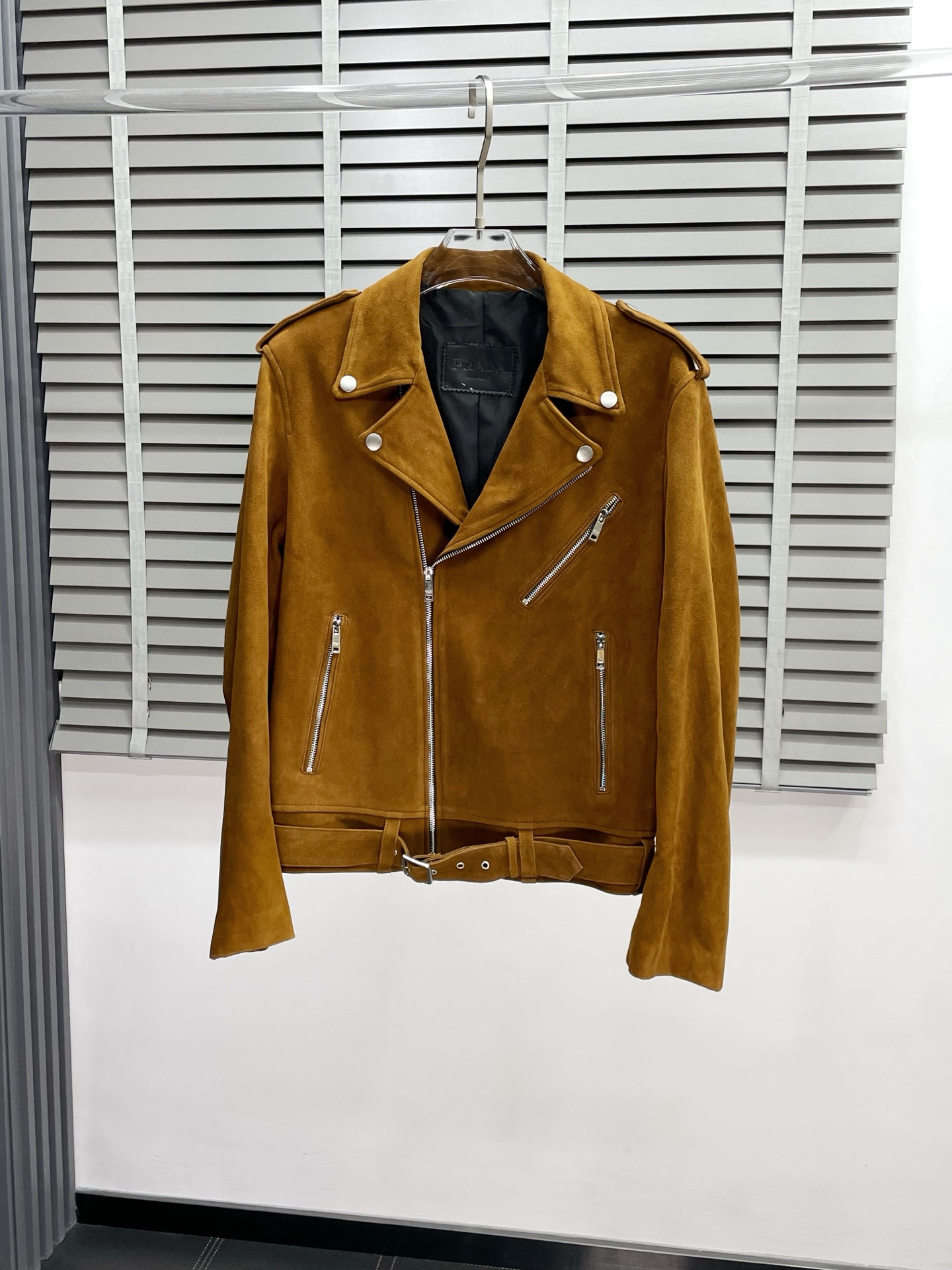 NO:501767,.Leather Jacket - Prada exclusively offers the latest autumn and winter leather jackets. Classic design and beautiful leather jackets. Imported leather imported fabrics. The quality is even more unscrupulous. You can buy it directly. You can't get it wrong! Through the detailed pictures, you can feel its powerful aura, and the warm-concentration effect is significant, so you don’t have to worry about the chill at all! It is both fashionable and functional, and the whole style looks more luxurious and elegant! Size M-3XL, prada, prada, jackets & coats, jackets & coats, leather jacket, alexander wang19860909.皮衣- Prada普拉达独家专供最新秋冬皮夹克外套 经典设计与颜值爆棚的皮衣 进口皮进口面料 品质更是无法挑剔品控可以直接入手,不容过错的高端臻品！通过细节图片便可感受到它强悍的气场,聚温保暖效果显著,完全不用担心会有一点寒意！时尚与功能性兼备,整款显得更加的奢华大气！ 尺码M-3XL,,prada,prada,jackets & coats,jackets & coats,leather jacket,alexander wang,Men's clothing