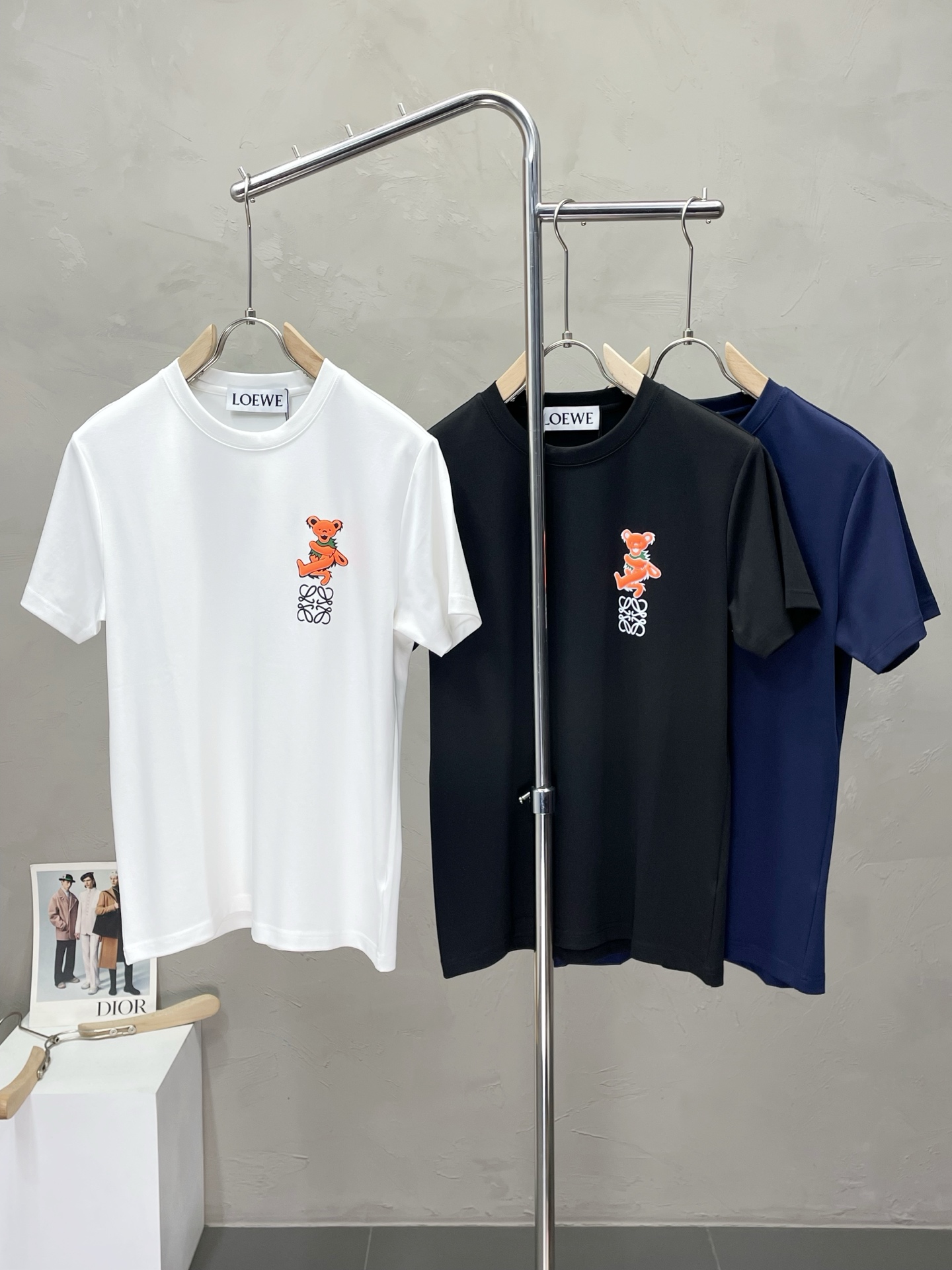 NO:488259,.LOEWE exclusively offers new original single men's casual short sleeves, high-end customization, high-end version, fashionable and versatile imported fabric, super soft and delicate, skin-friendly and comfortable to wear, high-end boutique, OEM, fine-made top body, very good, men's essential items, three standards, code M-3XL,,loewe,loewe,T-shirt,alexander wang19860909.LOEWE罗意威独家专供新款原单男士休闲短袖 高端定制 高端版本 时尚百搭爆款进口面料 手感超柔软细腻 穿着亲肤舒适 高端精品 代工厂精细做上身非常赞 男士必备单品 三标齐全 码数M-3XL,,loewe,loewe,T-shirt,alexander wang,Men's clothing