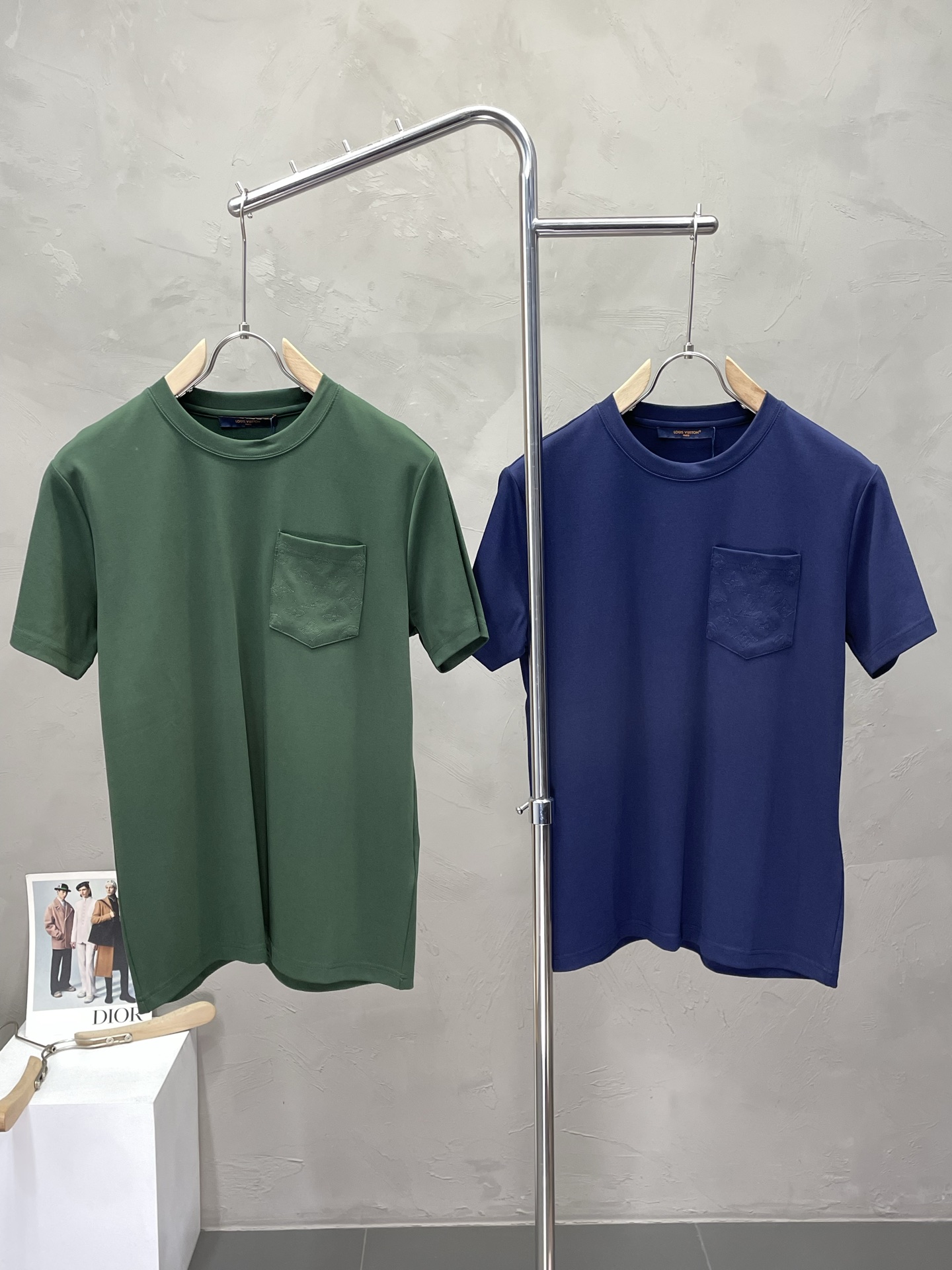 NO:490818,.Louis Vuitton exclusively offers new original single men's casual short sleeves, high-end customization, high-end version, fashionable and versatile imported fabric, super soft and delicate, skin-friendly and comfortable to wear, high-end boutique, OEM, fine-made top body, very good, men's essential items, three standards, complete code M-3XL,,louis vuitton,louis vuitton,T-shirt,alexander wang19860909.Louis Vuitton路易威登独家专供新款原单男士休闲短袖 高端定制 高端版本 时尚百搭爆款进口面料 手感超柔软细腻 穿着亲肤舒适 高端精品 代工厂精细做上身非常赞 男士必备单品 三标齐全 码数M-3XL,,louis vuitton,louis vuitton,T-shirt,alexander wang,Men's clothing