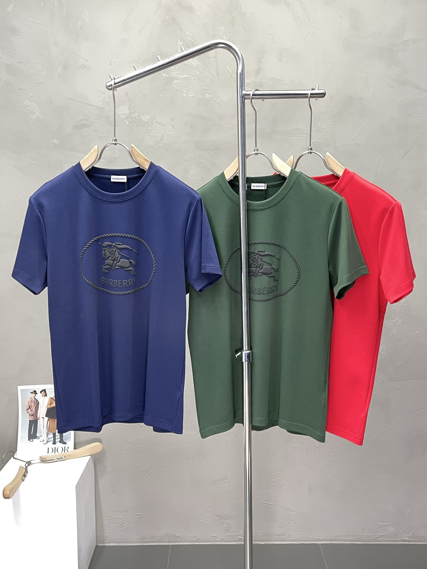 NO:493413,.Burberry Burberry exclusively offers new original single men's casual short sleeves, high-end customization, high-end version, fashionable and versatile imported fabric, super soft and delicate, skin-friendly and comfortable to wear, high-end boutique, OEM, fine production, very good for the upper body, men's essential items, complete three standards, M-3XL,,burberry,burberry,T-shirt,alexander wang19860909.Burberry巴宝莉独家专供新款原单男士休闲短袖 高端定制 高端版本 时尚百搭爆款进口面料 手感超柔软细腻 穿着亲肤舒适 高端精品 代工厂精细做上身非常赞 男士必备单品 三标齐全 码数M-3XL,,burberry,burberry,T-shirt,alexander wang,Men's clothing