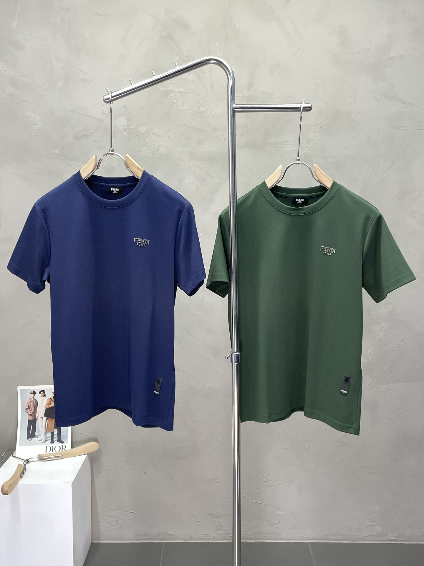 NO:488271,.FENDI exclusively offers new original single men's casual short sleeves, high-end customization, high-end version, fashionable and versatile imported fabric, super soft and delicate, skin-friendly and comfortable to wear, high-end boutique, OEM, fine-made, very good for the upper body, men's essential items, three standards, M-3XL,,fendi,fendi,T-shirt,alexander wang19860909.FENDI芬迪独家专供新款原单男士休闲短袖 高端定制 高端版本 时尚百搭爆款进口面料 手感超柔软细腻 穿着亲肤舒适 高端精品 代工厂精细做上身非常赞 男士必备单品 三标齐全 码数M-3XL,,fendi,fendi,T-shirt,alexander wang,Men's clothing