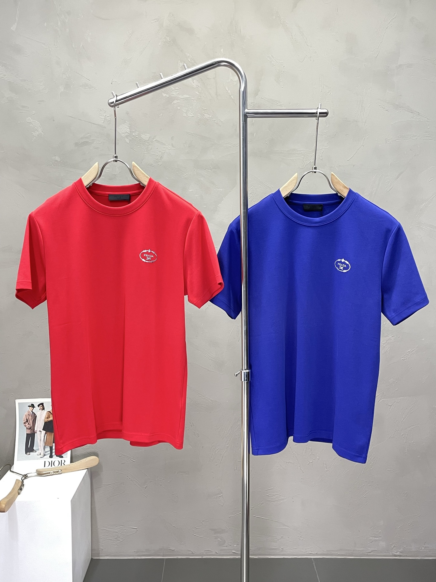 NO:493434,.Prada exclusively offers new original single men's casual short sleeves, high-end customization, high-end version, fashionable and versatile imported fabric, super soft and delicate, skin-friendly and comfortable to wear, high-end boutique, OEM, fine production, very good for the upper body, men's essential items, three standards, M-3XL,,prada,prada,T-shirt,alexander wang19860909.Prada普拉达独家专供新款原单男士休闲短袖 高端定制 高端版本 时尚百搭爆款进口面料 手感超柔软细腻 穿着亲肤舒适 高端精品 代工厂精细做上身非常赞 男士必备单品 三标齐全 码数M-3XL,,prada,prada,T-shirt,alexander wang,Men's clothing