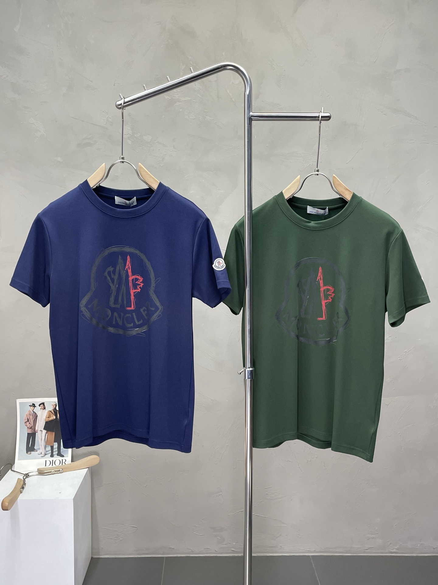 NO:493440,.Moncler mask exclusively provides new original single men's casual short sleeves, high-end customization, high-end version, fashionable and versatile imported fabric, super soft and delicate, skin-friendly and comfortable to wear, high-end boutique, OEM factory fine-made top body, very good men's essential items, three standards, code M-3XL,,Moncler, T-shirt, alexander wang19860909.Moncler蒙口独家专供新款原单男士休闲短袖 高端定制 高端版本 时尚百搭爆款进口面料 手感超柔软细腻 穿着亲肤舒适 高端精品 代工厂精细做上身非常赞 男士必备单品 三标齐全 码数M-3XL,,Moncler,T-shirt,alexander wang,Men's clothing