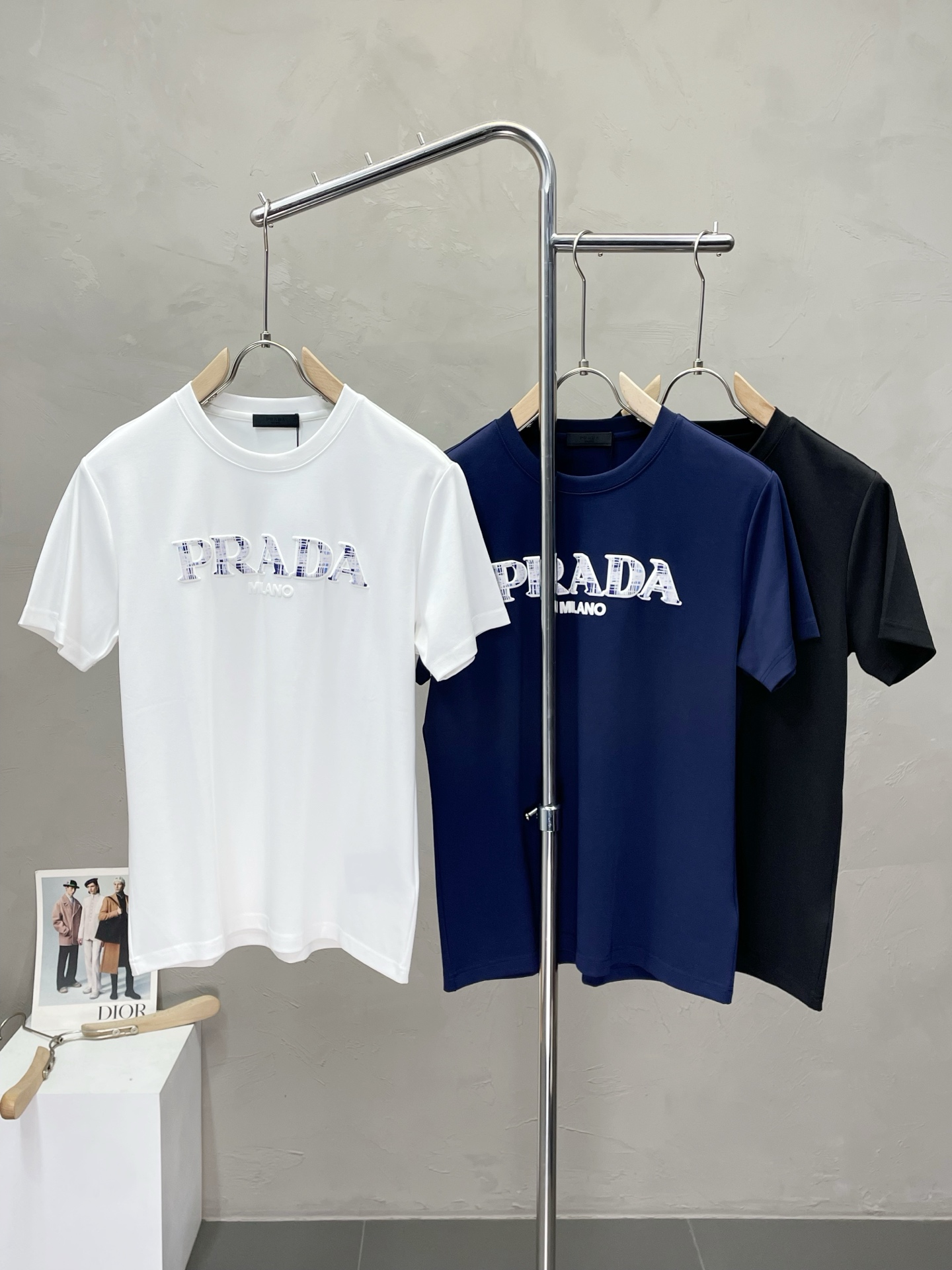 NO:488278,.Prada exclusively offers new original single men's casual short sleeves, high-end customization, high-end version, fashionable and versatile imported fabric, super soft and delicate, skin-friendly and comfortable to wear, high-end boutique, OEM, fine production, very good for the upper body, men's essential items, three standards, M-3XL,,prada,prada,T-shirt,alexander wang19860909.Prada普拉达独家专供新款原单男士休闲短袖 高端定制 高端版本 时尚百搭爆款进口面料 手感超柔软细腻 穿着亲肤舒适 高端精品 代工厂精细做上身非常赞 男士必备单品 三标齐全 码数M-3XL,,prada,prada,T-shirt,alexander wang,Men's clothing