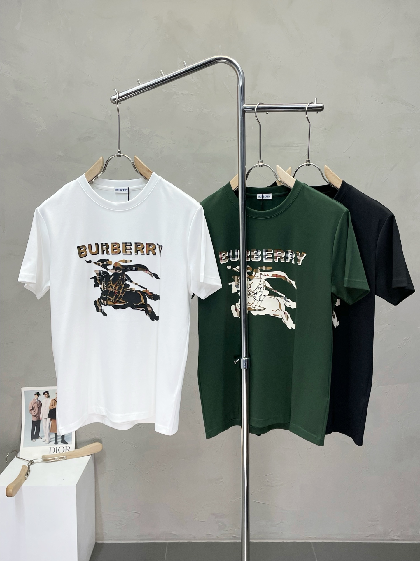 NO:490837,.Burberry Burberry exclusively offers new original single men's casual short sleeves, high-end customization, high-end version, fashionable and versatile imported fabric, super soft and delicate, skin-friendly and comfortable to wear, high-end boutique, OEM, fine production, very good for the upper body, men's essential items, complete three standards, M-3XL,,burberry,burberry,T-shirt,alexander wang19860909.Burberry巴宝莉独家专供新款原单男士休闲短袖 高端定制 高端版本 时尚百搭爆款进口面料 手感超柔软细腻 穿着亲肤舒适 高端精品 代工厂精细做上身非常赞 男士必备单品 三标齐全 码数M-3XL,,burberry,burberry,T-shirt,alexander wang,Men's clothing